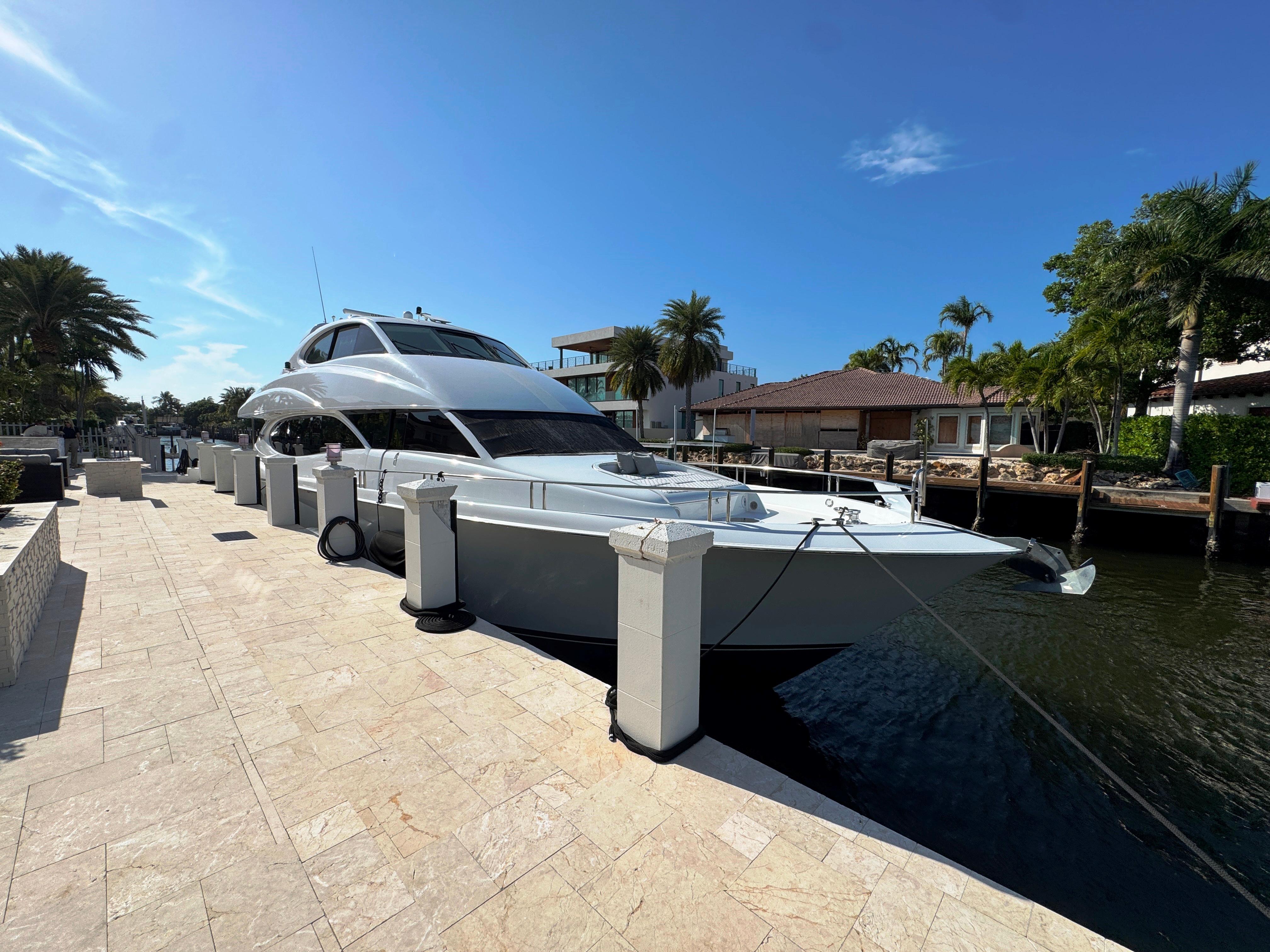 Lazzara-80 Skylounge 2002-Fomo2 FL-US-Luxury 2002 Lazzara 80 Skylounge yacht docked by waterfront homes.-9749638 | Thumbnail