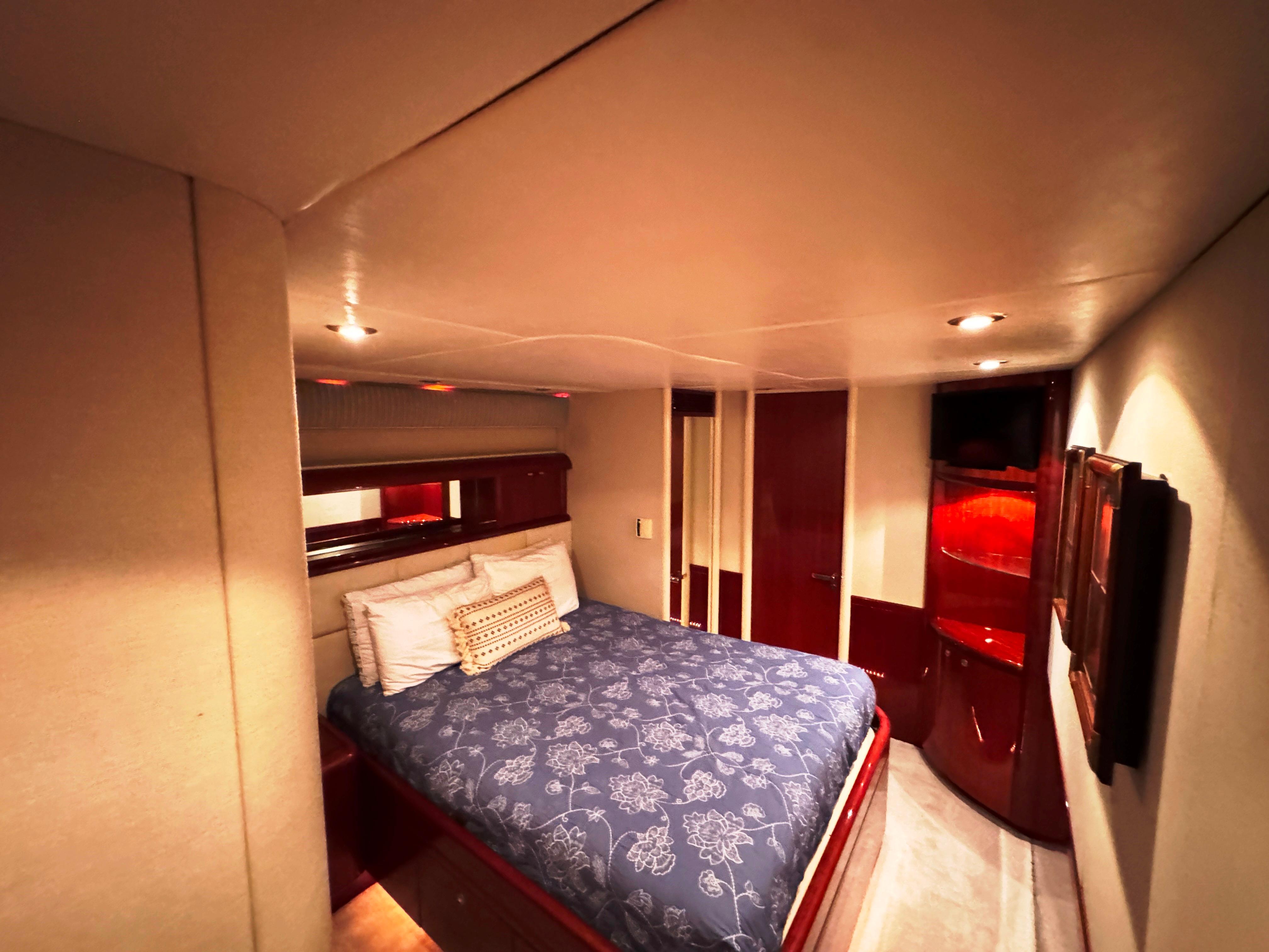 Lazzara-80 Skylounge 2002-Fomo2 FL-US-Luxurious bedroom in 2002 Lazzara 80 Skylounge yacht with elegant bedding and warm lighting.-9749638 | Thumbnail