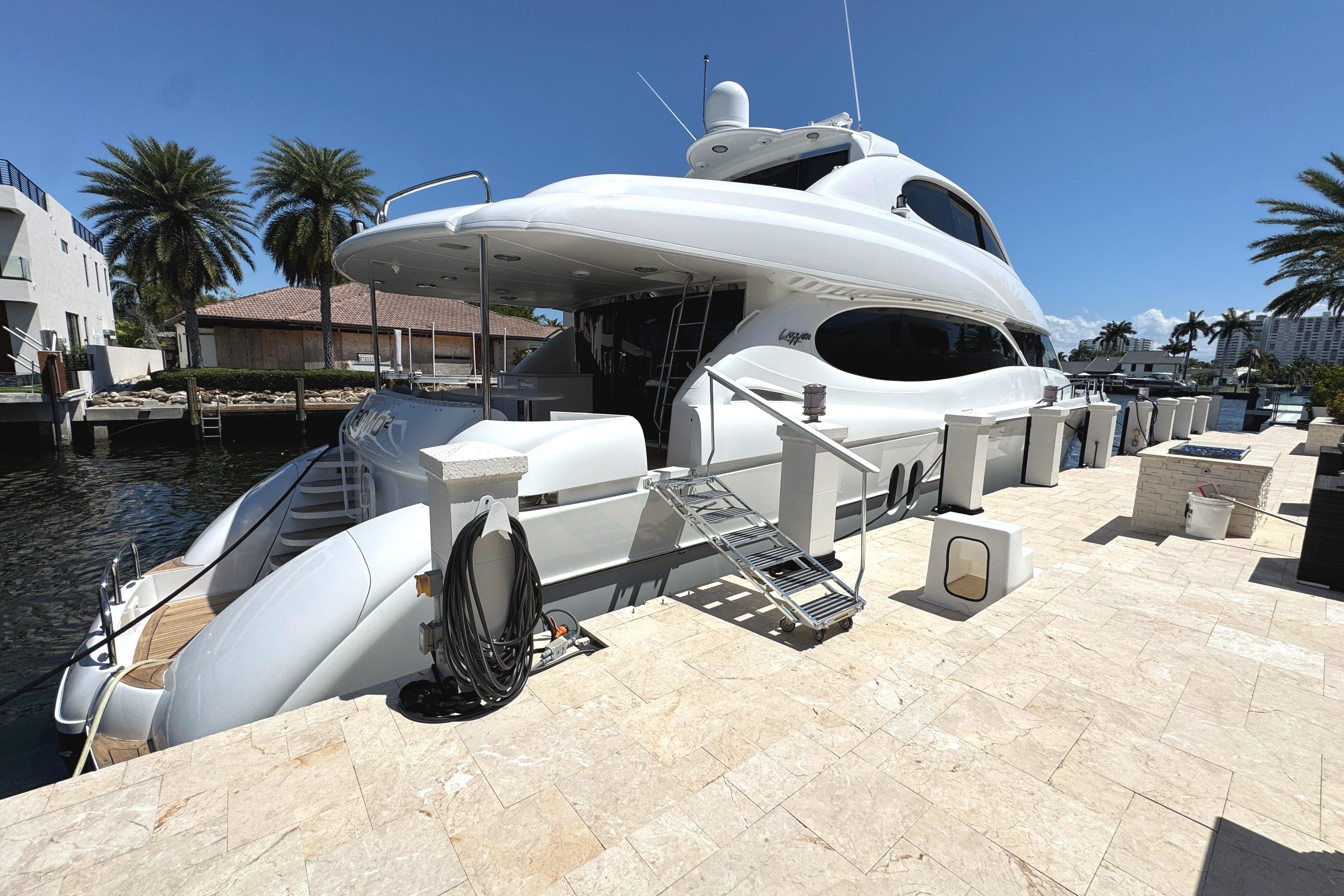 Lazzara-80 Skylounge 2002-Fomo2 FL-US-Luxury 2002 Lazzara 80 Skylounge yacht docked, featuring sleek design and spacious deck.-9749638 | Thumbnail