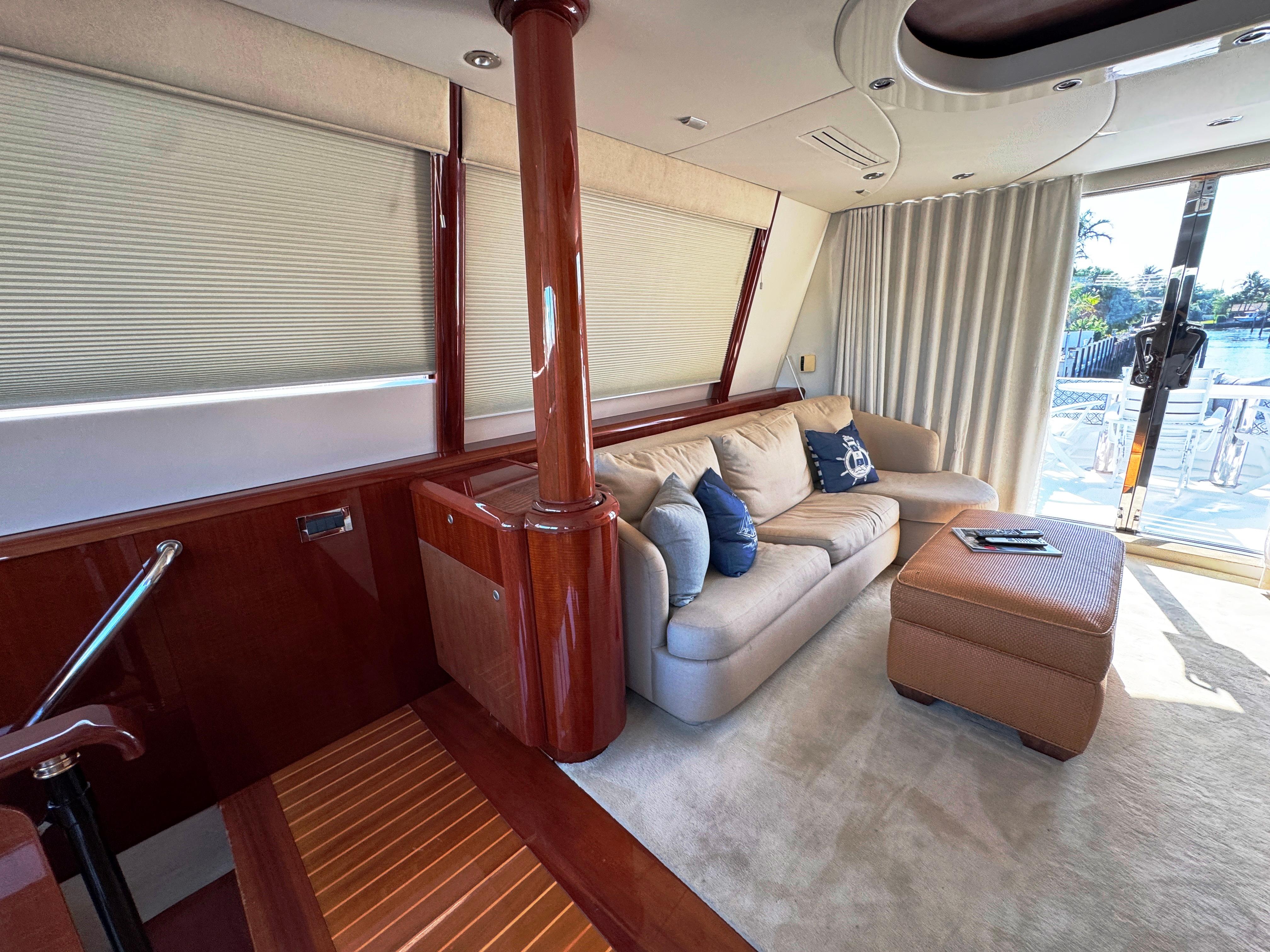 Lazzara-80 Skylounge 2002-Fomo2 FL-US-Luxurious interior of 2002 Lazzara 80 Skylounge yacht with plush seating and elegant decor.-9749638 | Thumbnail