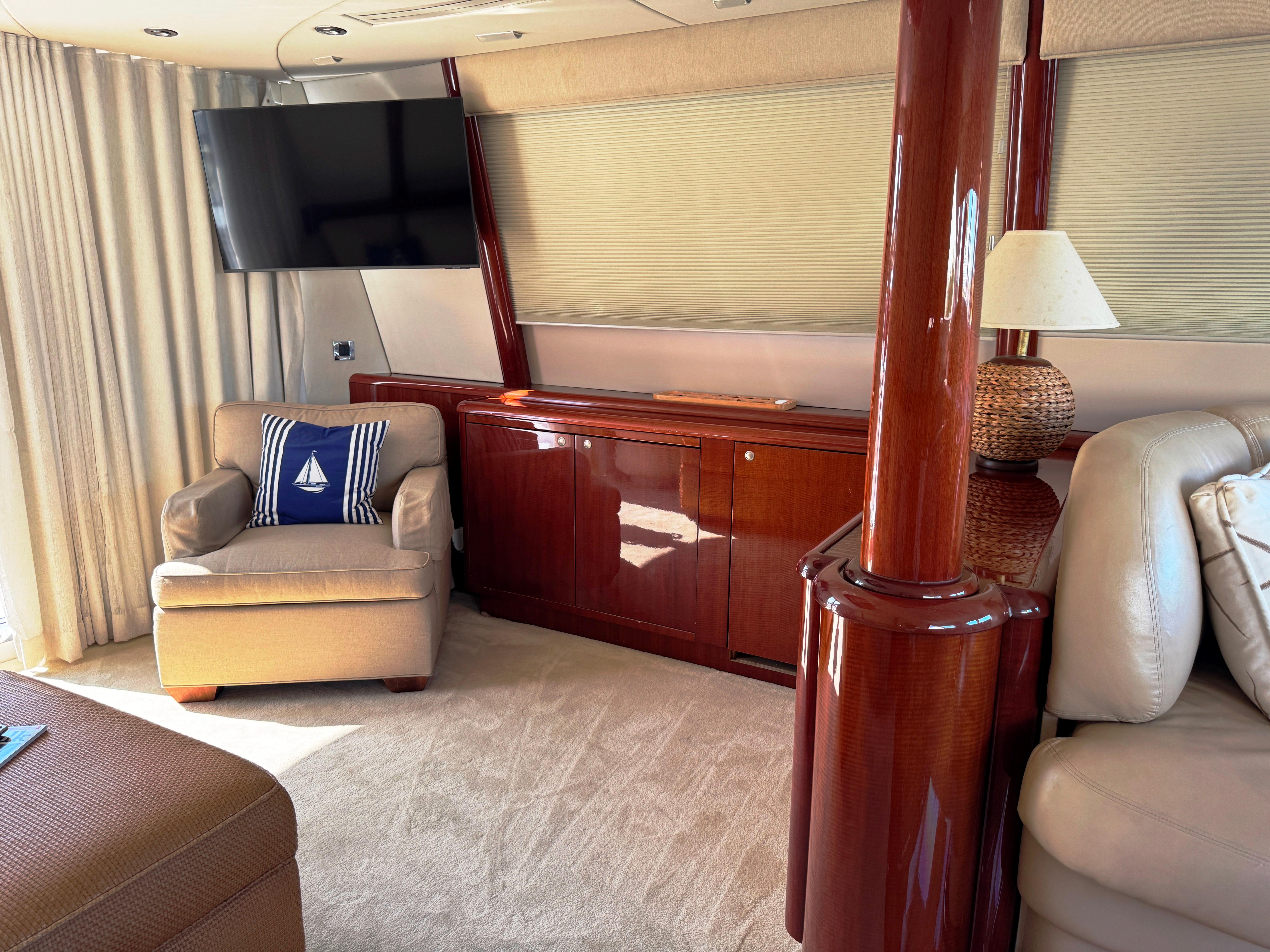 Lazzara-80 Skylounge 2002-Fomo2 FL-US-Luxurious interior of 2002 Lazzara 80 Skylounge yacht with elegant furnishings and decor.-9749638 | Thumbnail