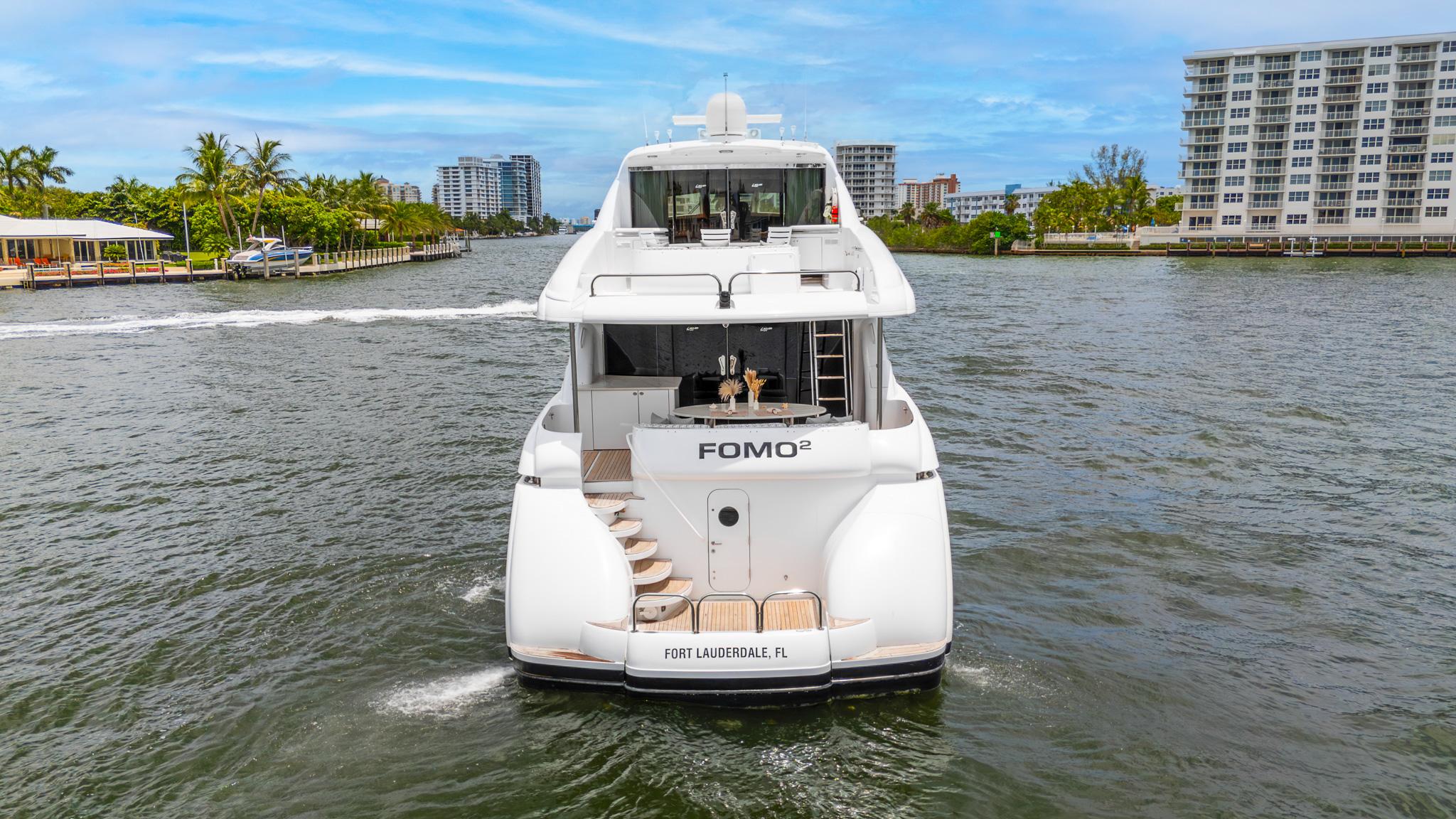 Lazzara-80 Skylounge 2002-Fomo2 FL-US-Lazzara 80 Skylounge yacht cruising in Fort Lauderdale, 2002 model, rear view.-9749638 | Thumbnail