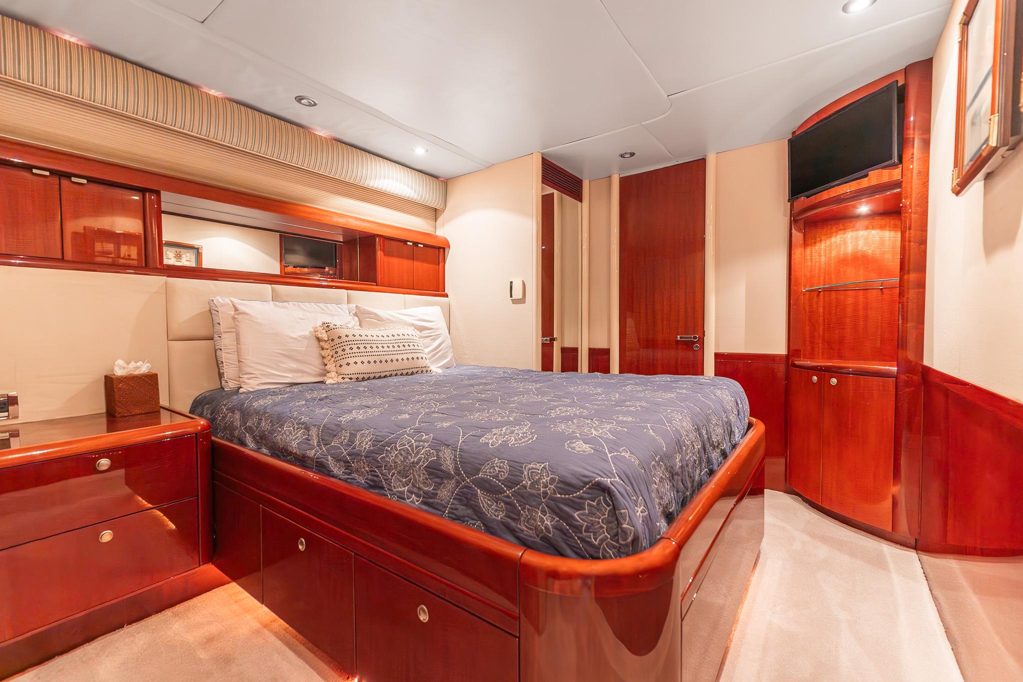 Lazzara-80 Skylounge 2002-Fomo2 FL-US-Luxurious bedroom interior of 2002 Lazzara 80 Skylounge yacht with elegant wood finishes.-9749638 | Thumbnail