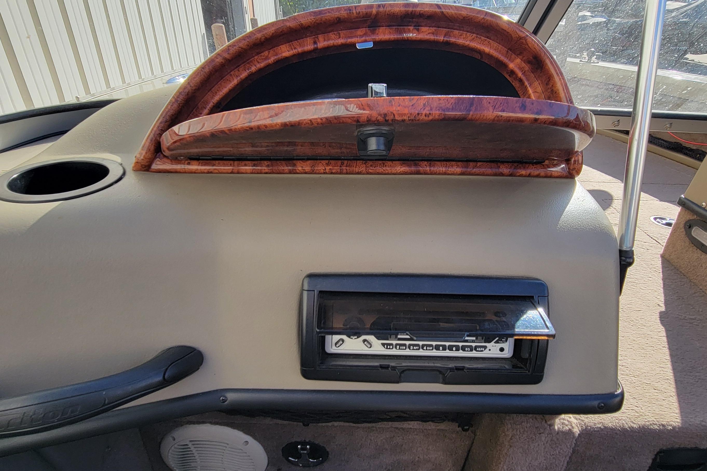 2007 Triton DV 176 Mag dashboard with wood trim and stereo system.
