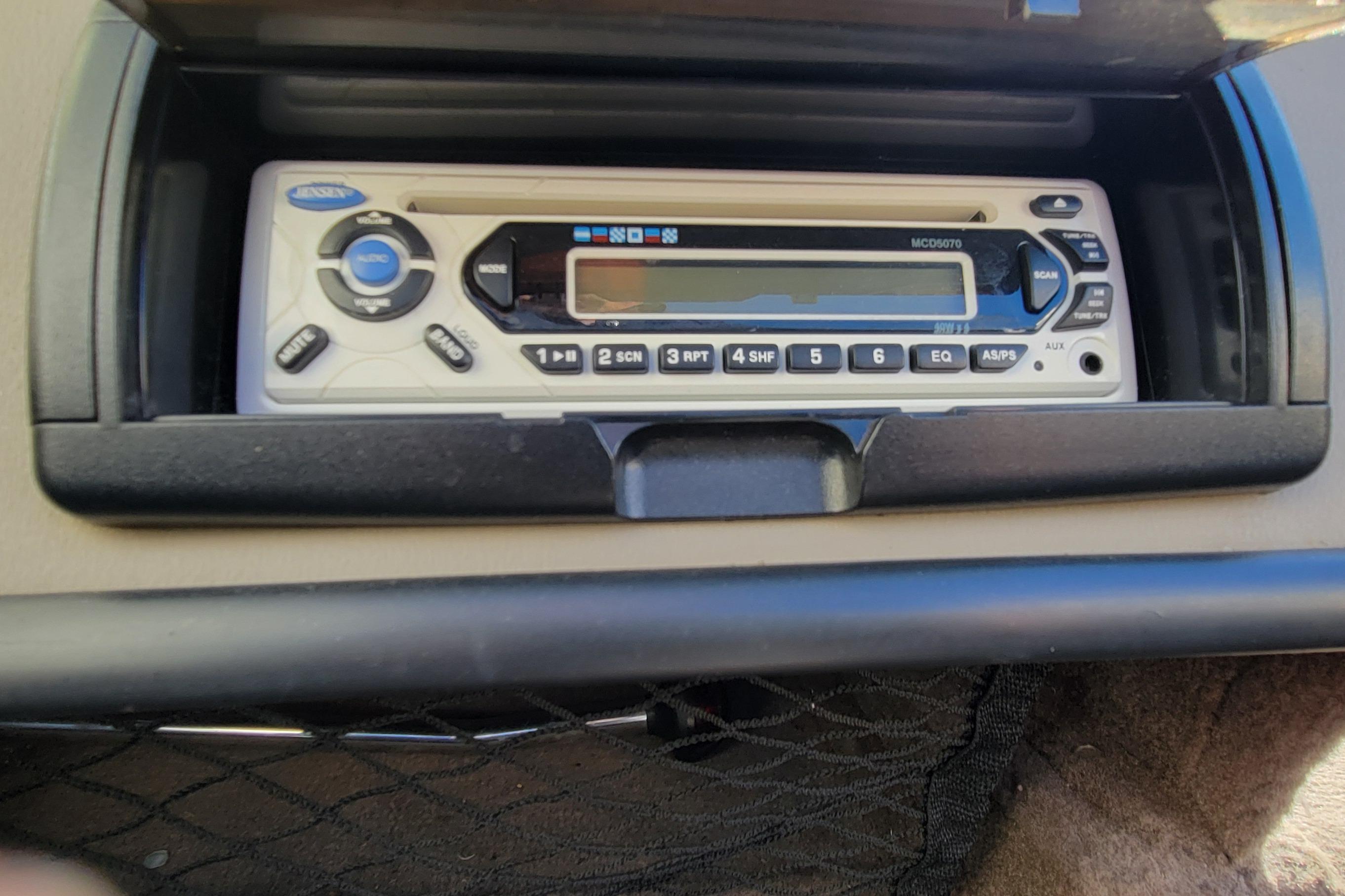 2007 Triton DV 176 Mag dashboard with a Jensen MCD5070 stereo system.