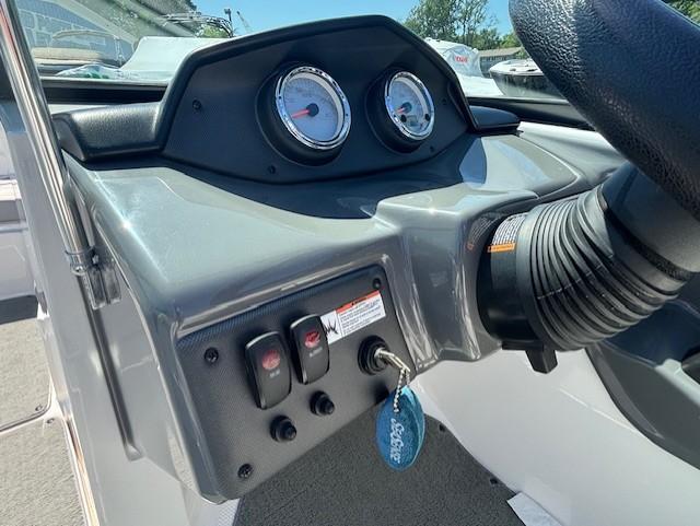 Dashboard of a 2017 Yamaha Boats SX190, featuring gauges and ignition key.
