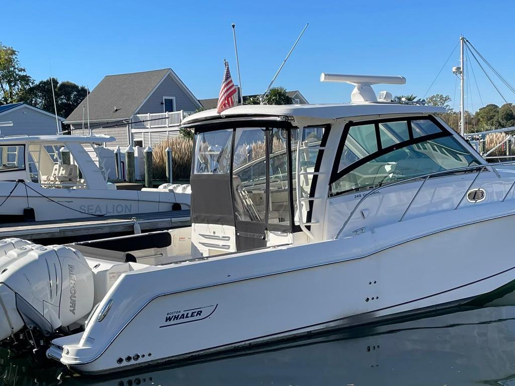 2017 Boston Whaler 345 conquest