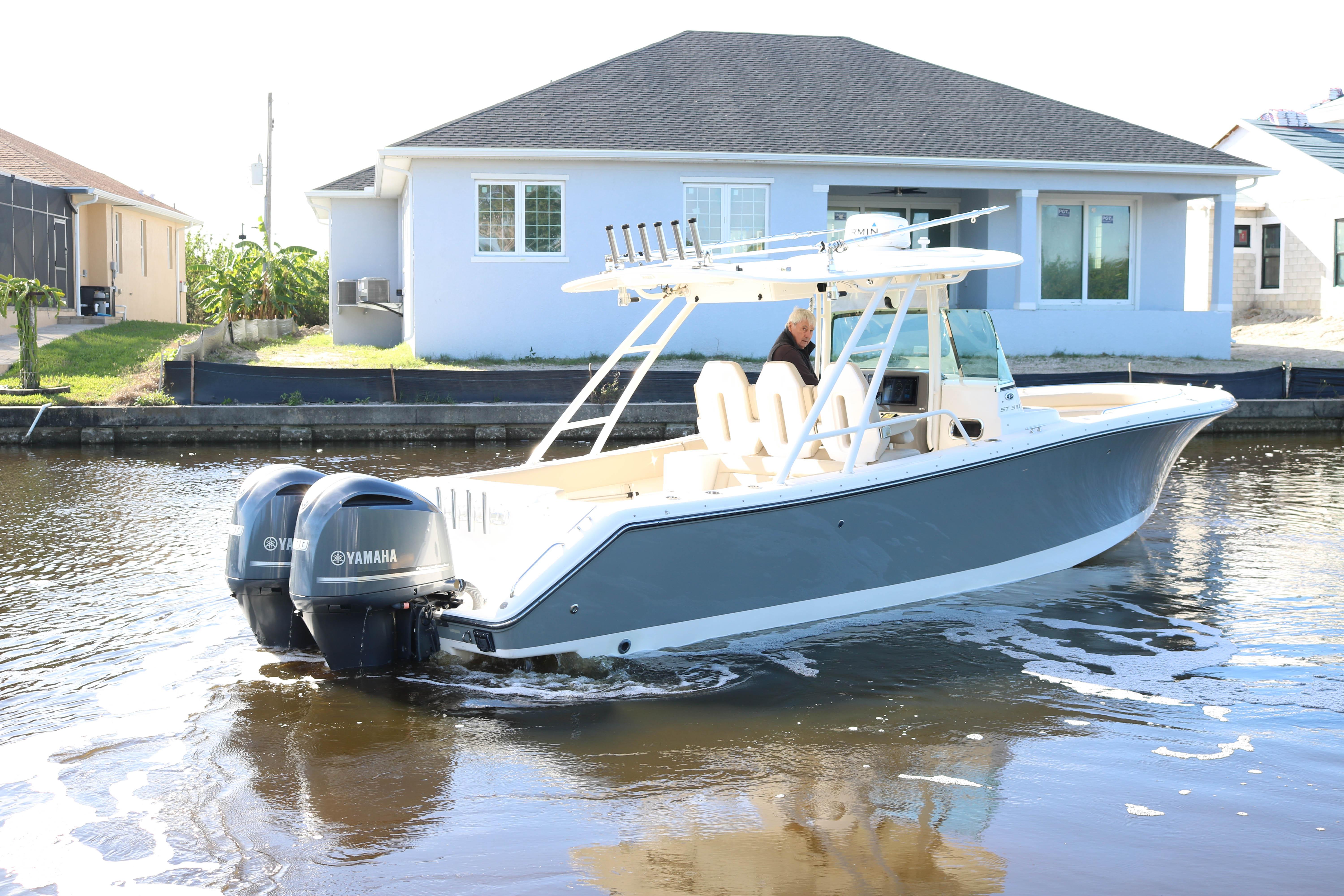 2015 Pursuit - Exterior profile on the water