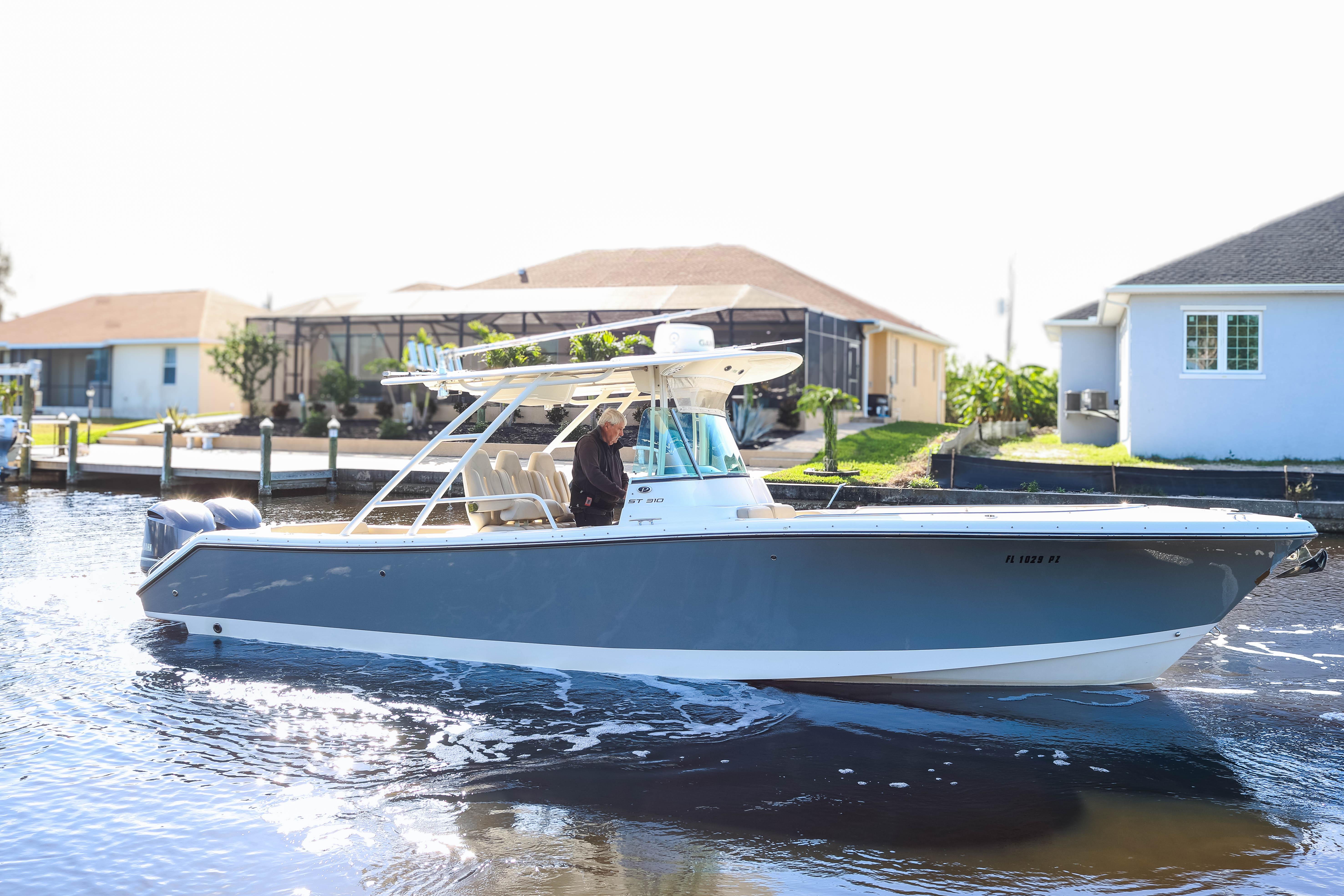 2015 Pursuit - Exterior profile on the water