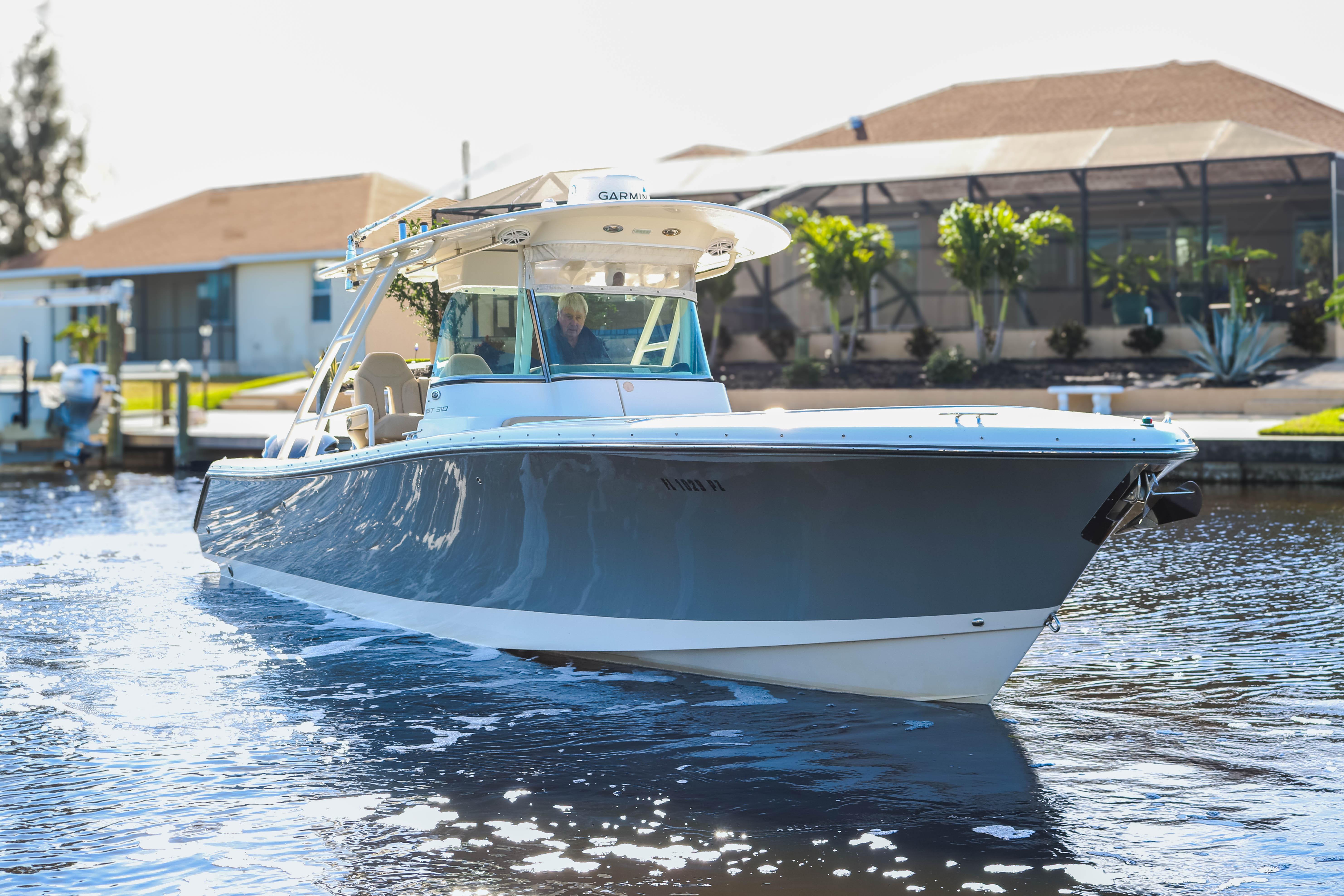 2015 Pursuit - Exterior profile on the water