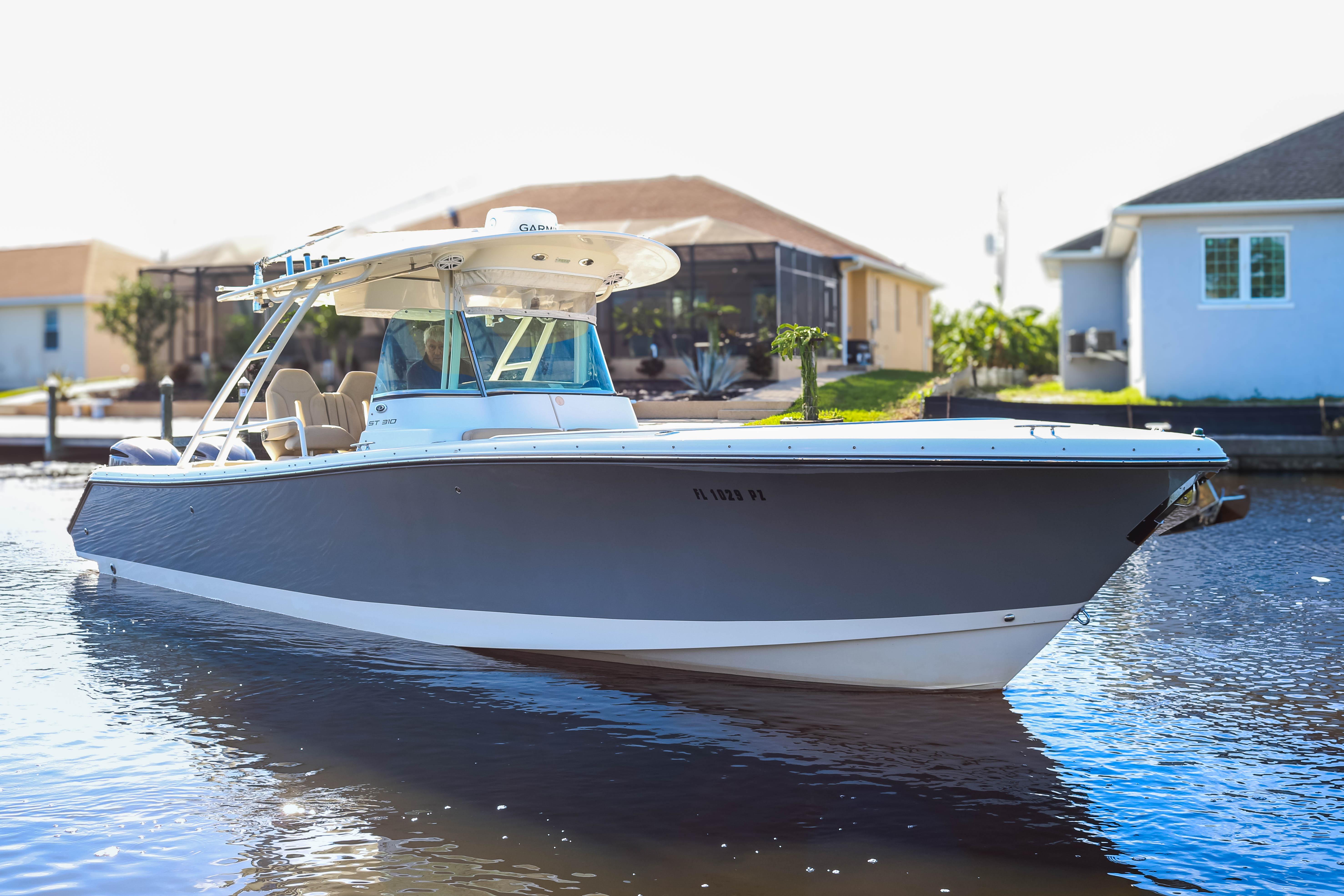 2015 Pursuit - Exterior profile on the water