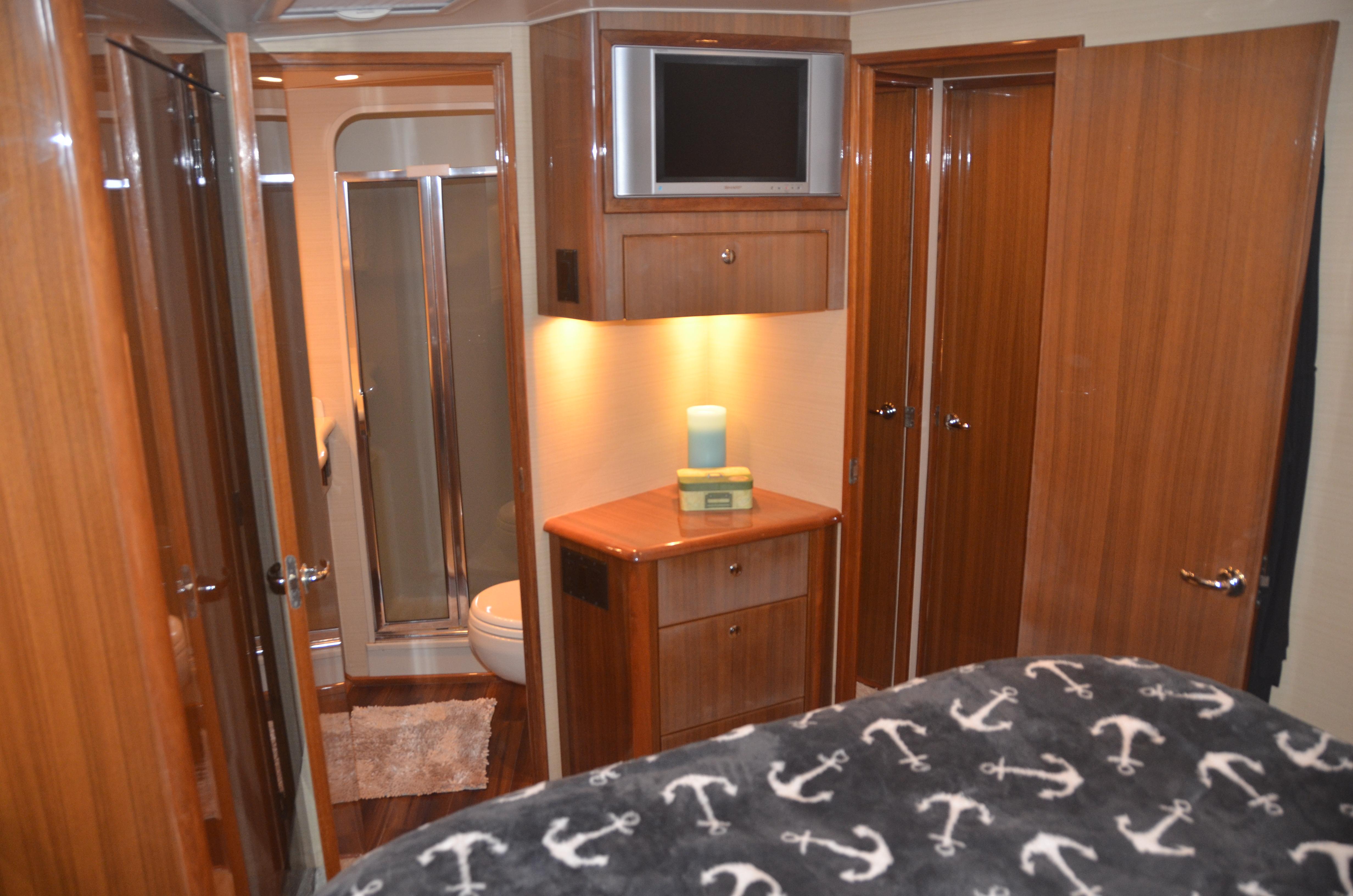 2006 Viking 52 The Brigg-Master Stateroom