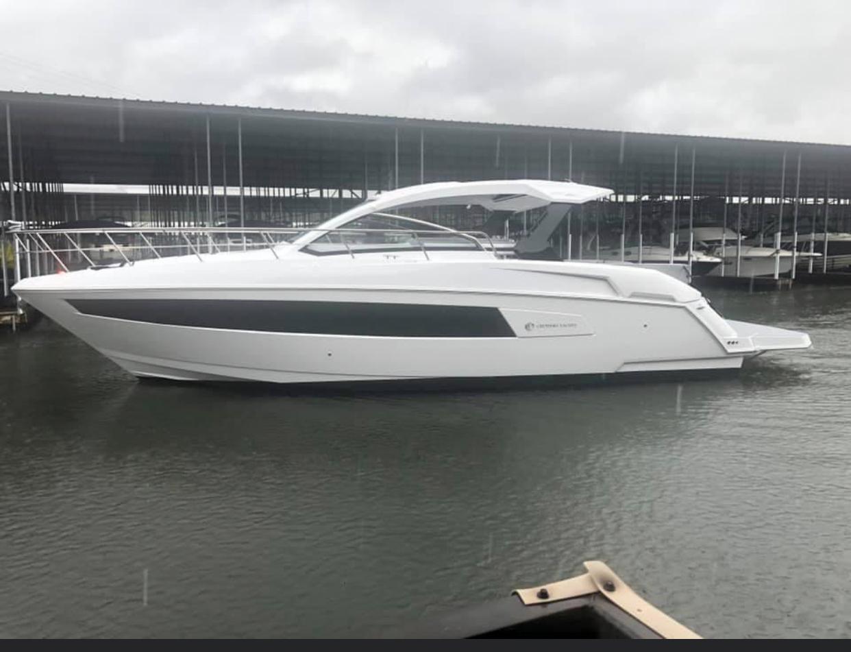 2022 CRUISERS YACHTS 390 EXPRESS COUPE