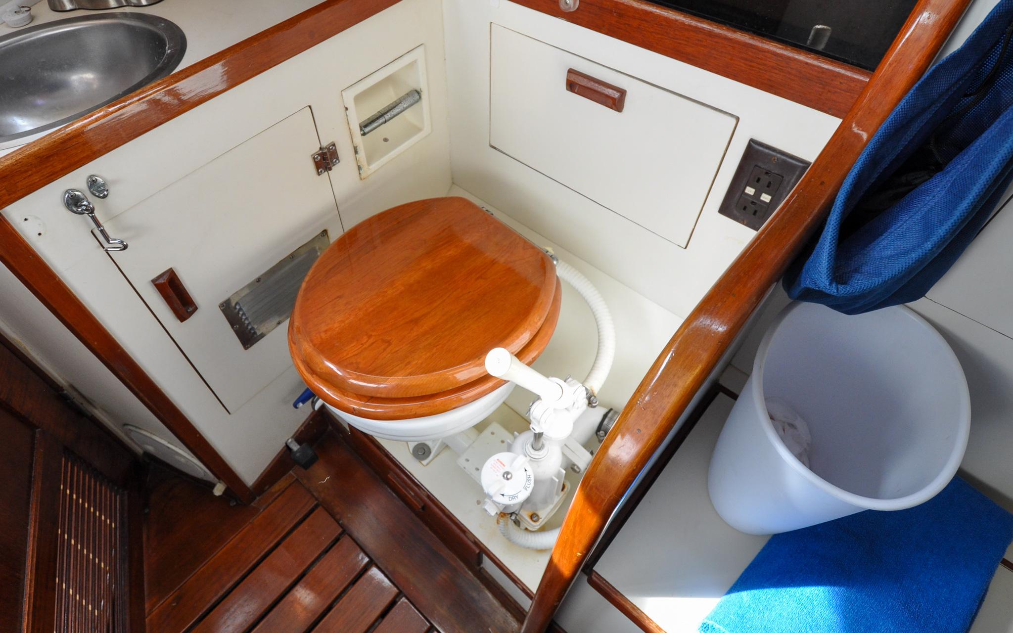 Milady Yacht Photos Pics Sabre 42 - Milady - Aft Head - Toilette