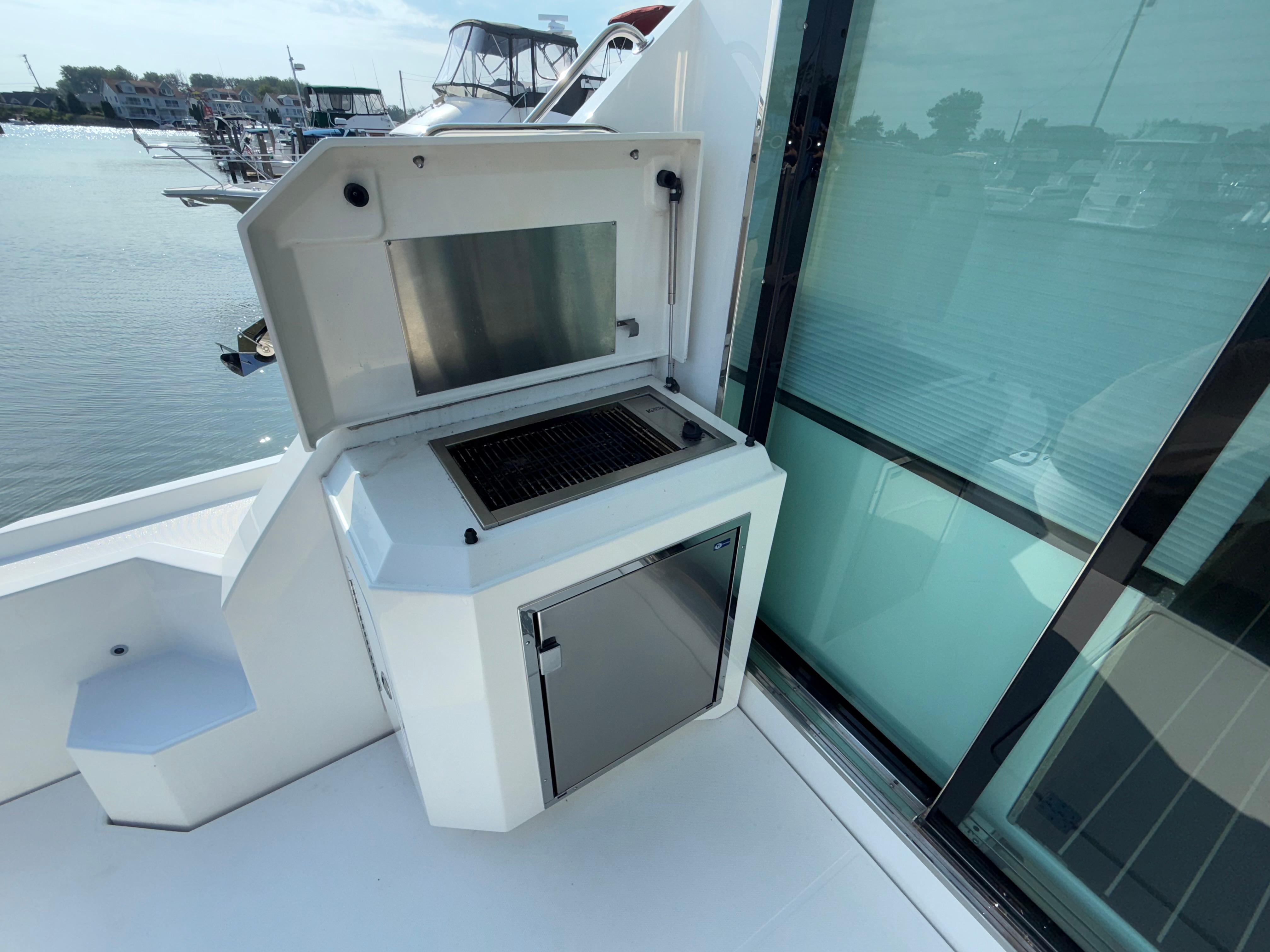 2011-cruisers-yachts-48-cantius-power-9849824-983725632-0-230620252027-8