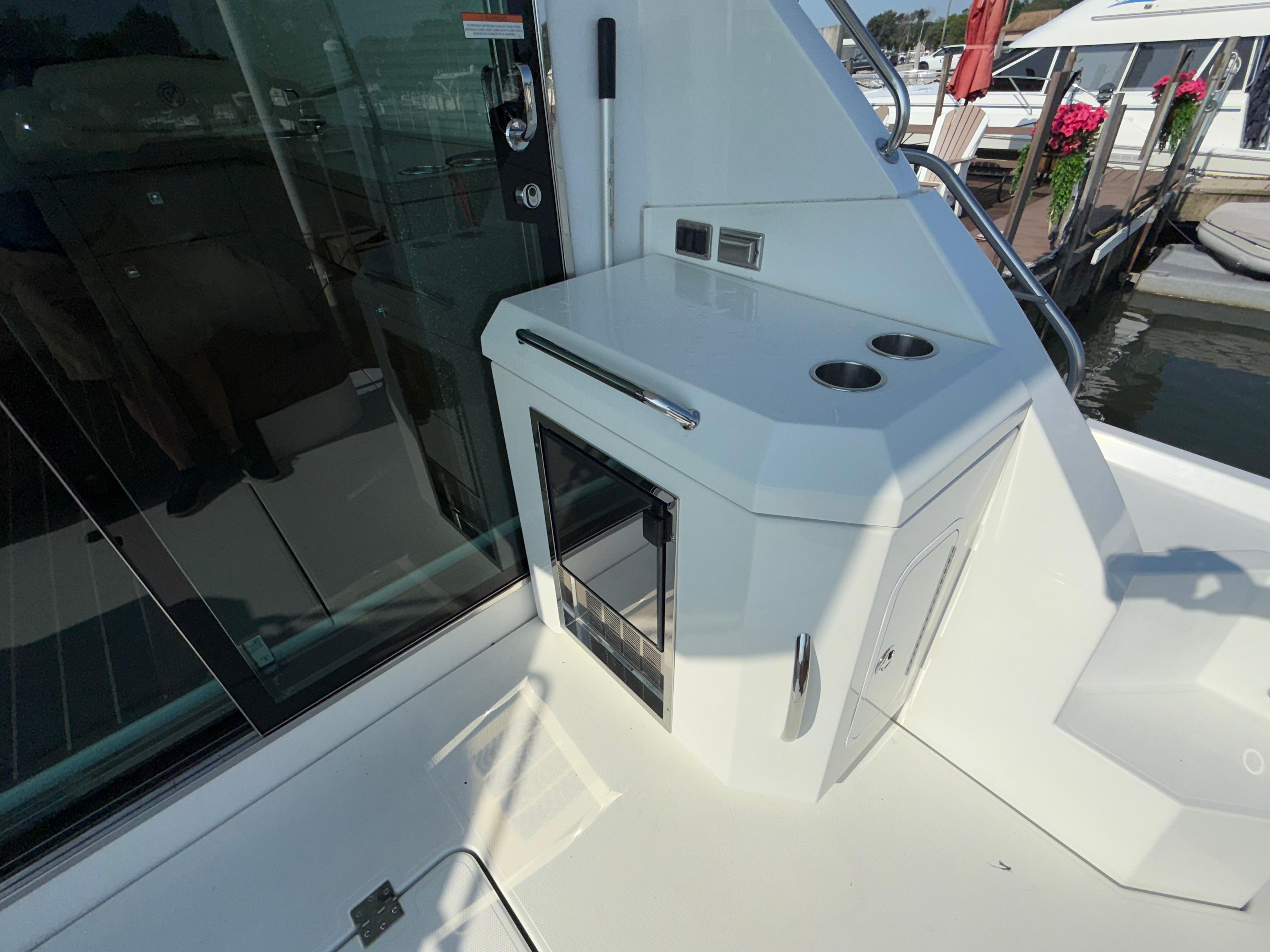 2011-cruisers-yachts-48-cantius-power-9849824-983725633-0-230620252027-9