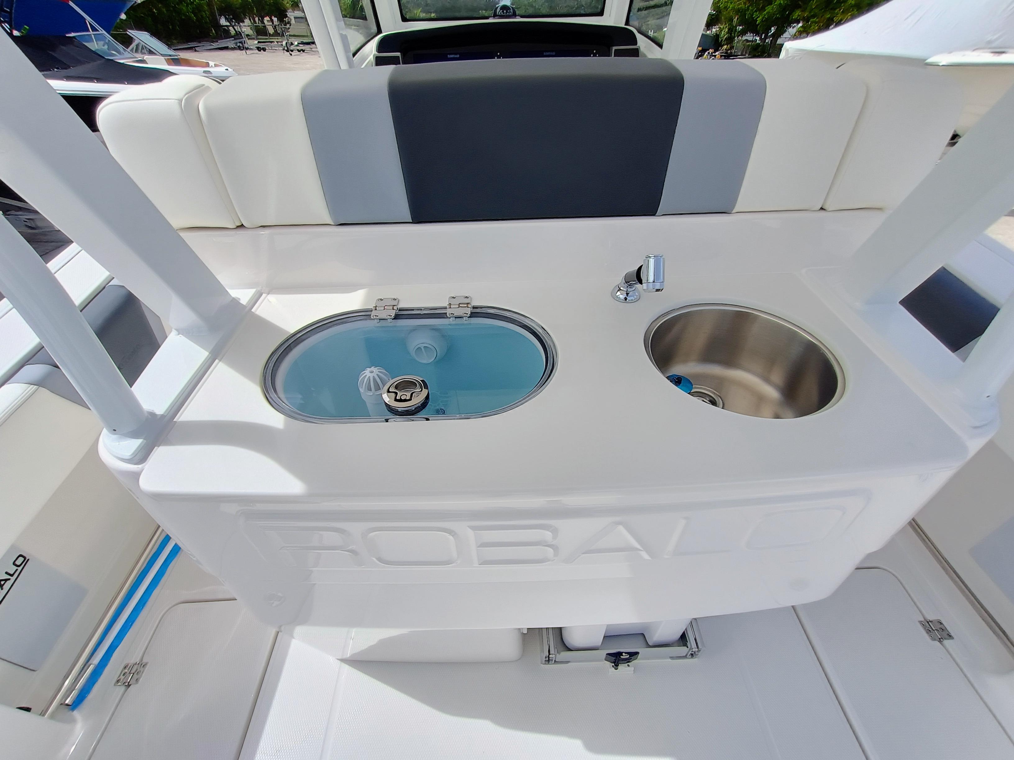 2025-robalo-r270-center-console-power-9829827-20250606104942949-1_XLARGE