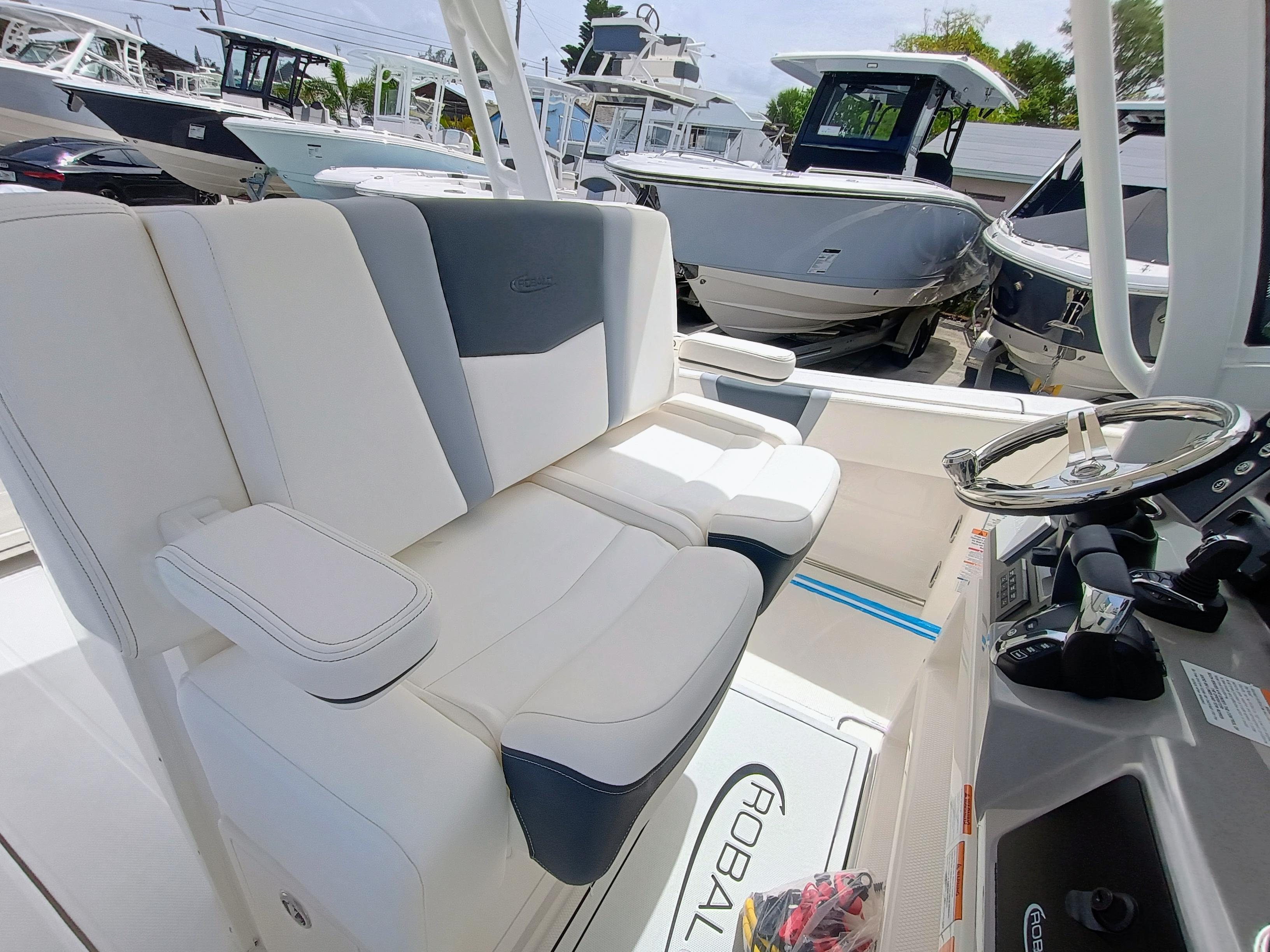 2025-robalo-r270-center-console-power-9829827-20250606105014034-1_XLARGE