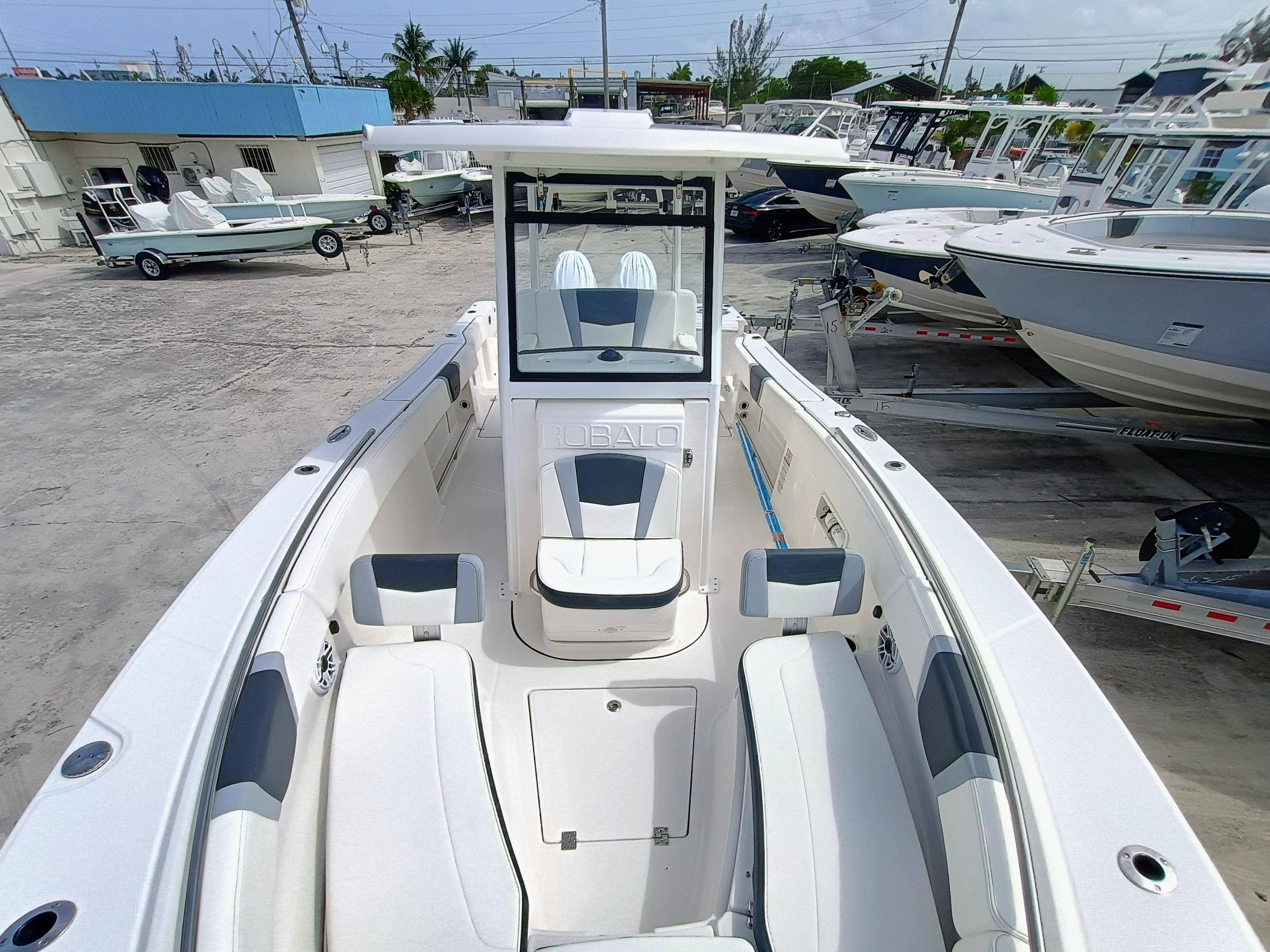 2025-robalo-r270-center-console-power-9829827-20250606105017851-1_XLARGE
