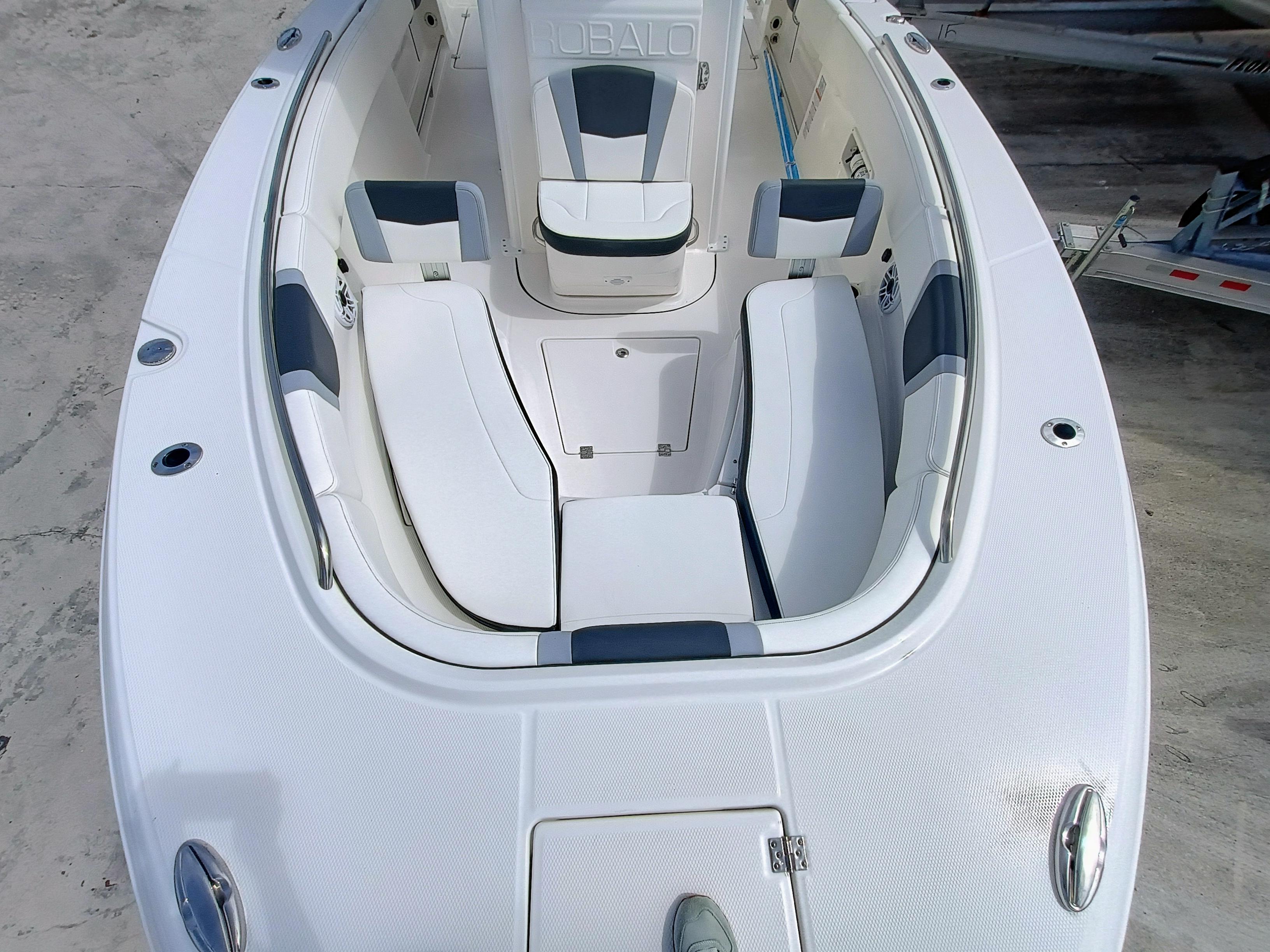 2025-robalo-r270-center-console-power-9829827-20250606105020941-1_XLARGE