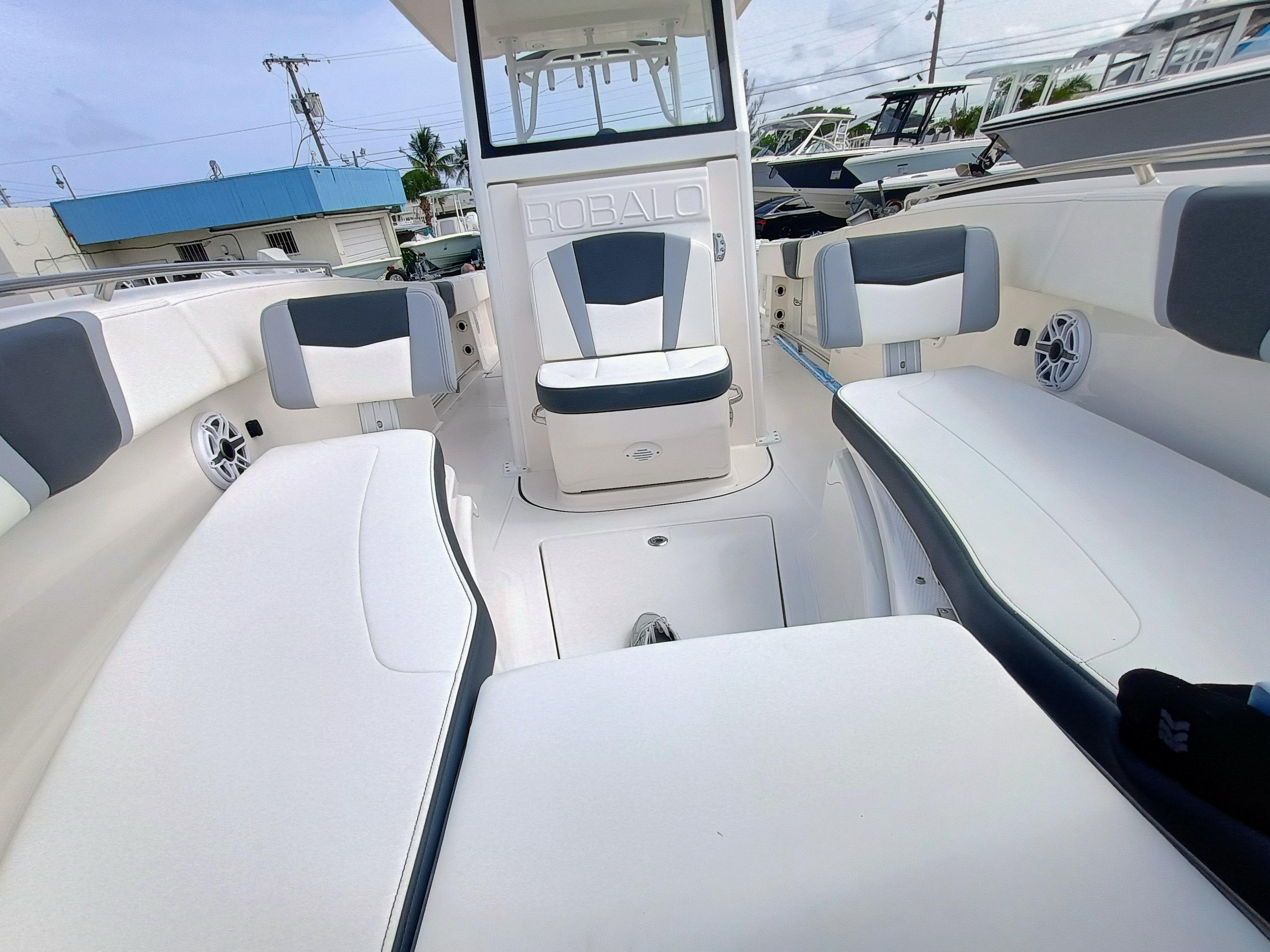 2025-robalo-r270-center-console-power-9829827-20250606105027764-1_XLARGE