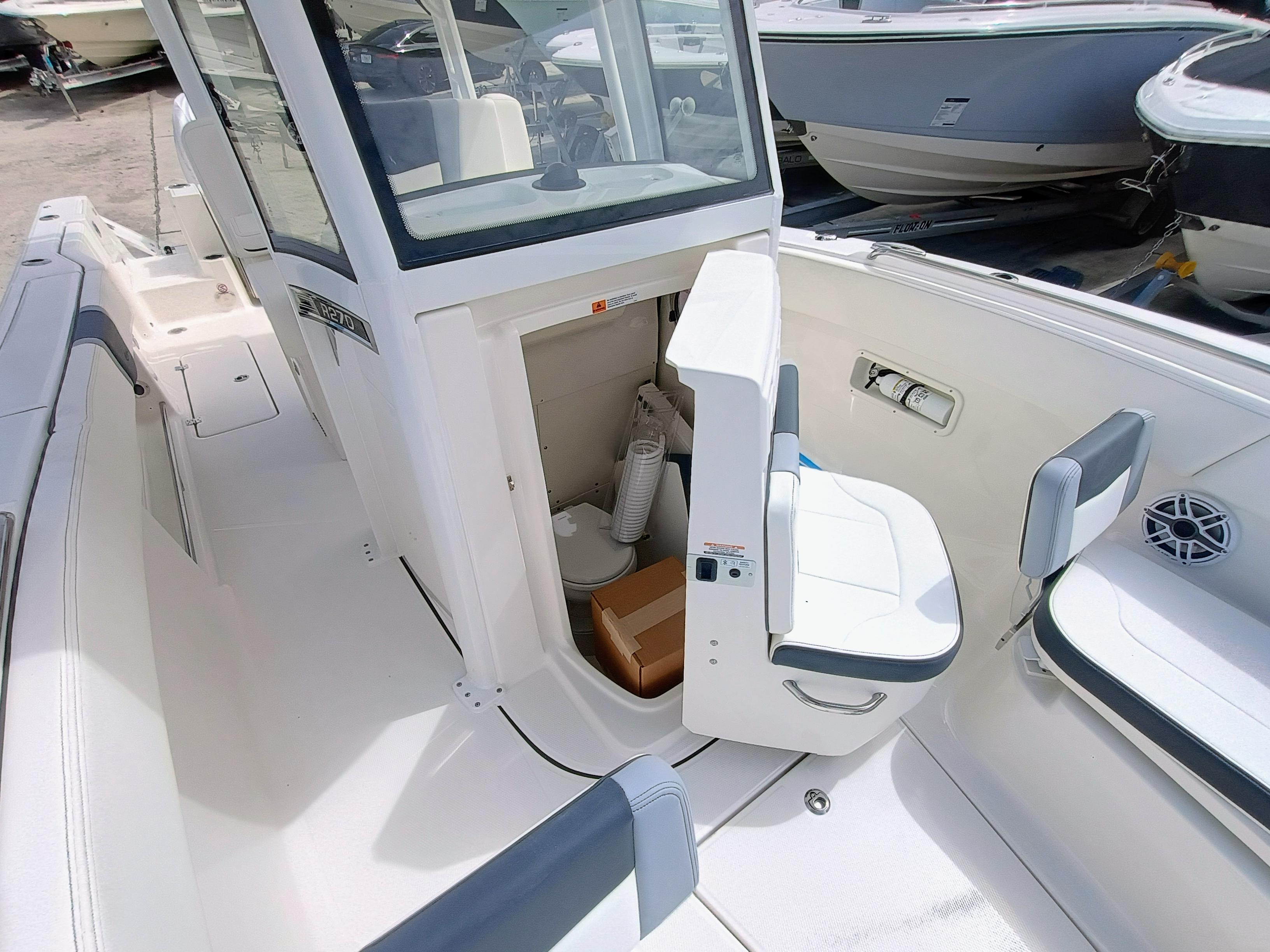 2025-robalo-r270-center-console-power-9829827-20250606105030816-1_XLARGE