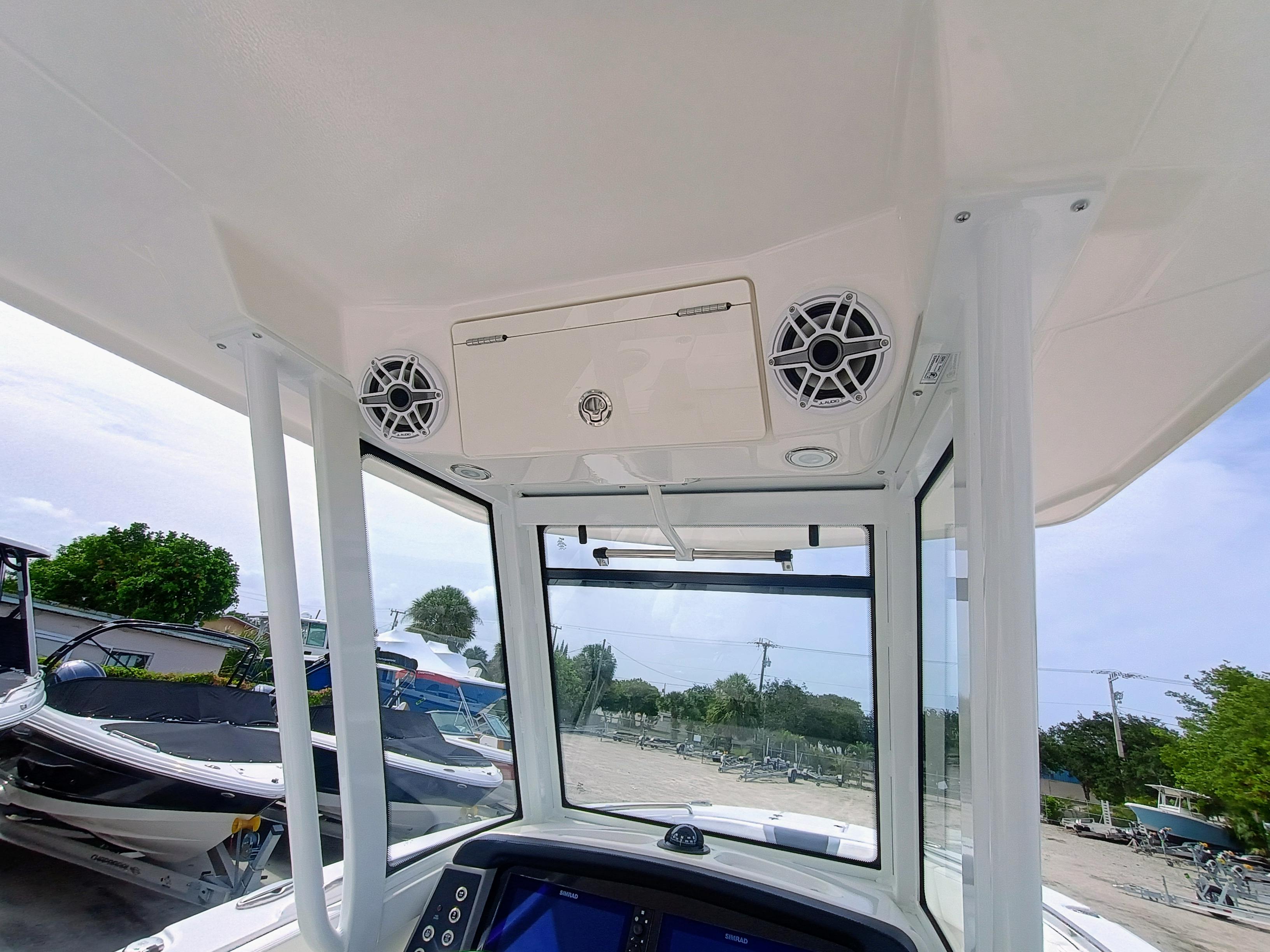2025-robalo-r270-center-console-power-9829827-20250606105037154-1_XLARGE