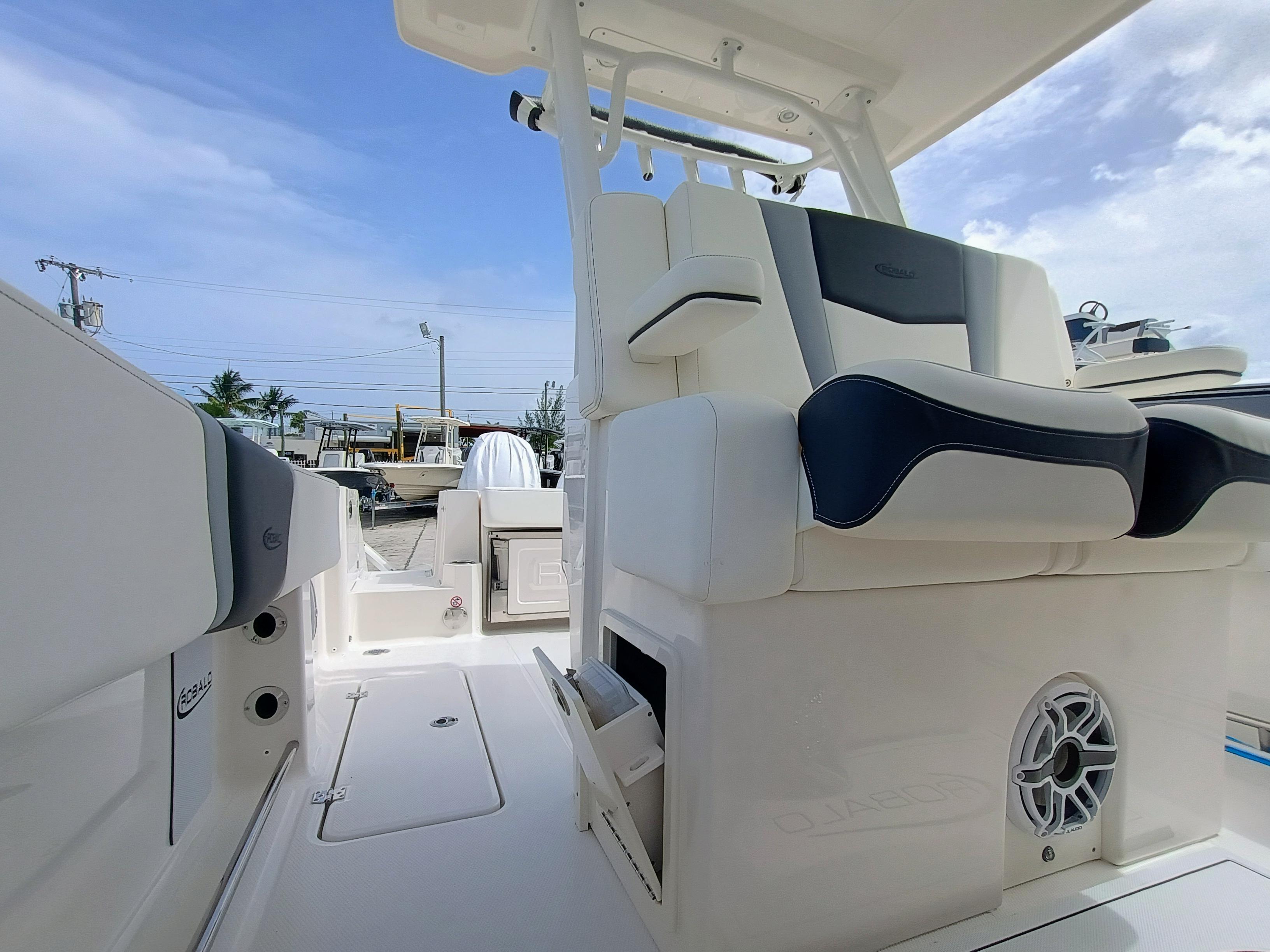 2025-robalo-r270-center-console-power-9829827-20250606105040948-1_XLARGE