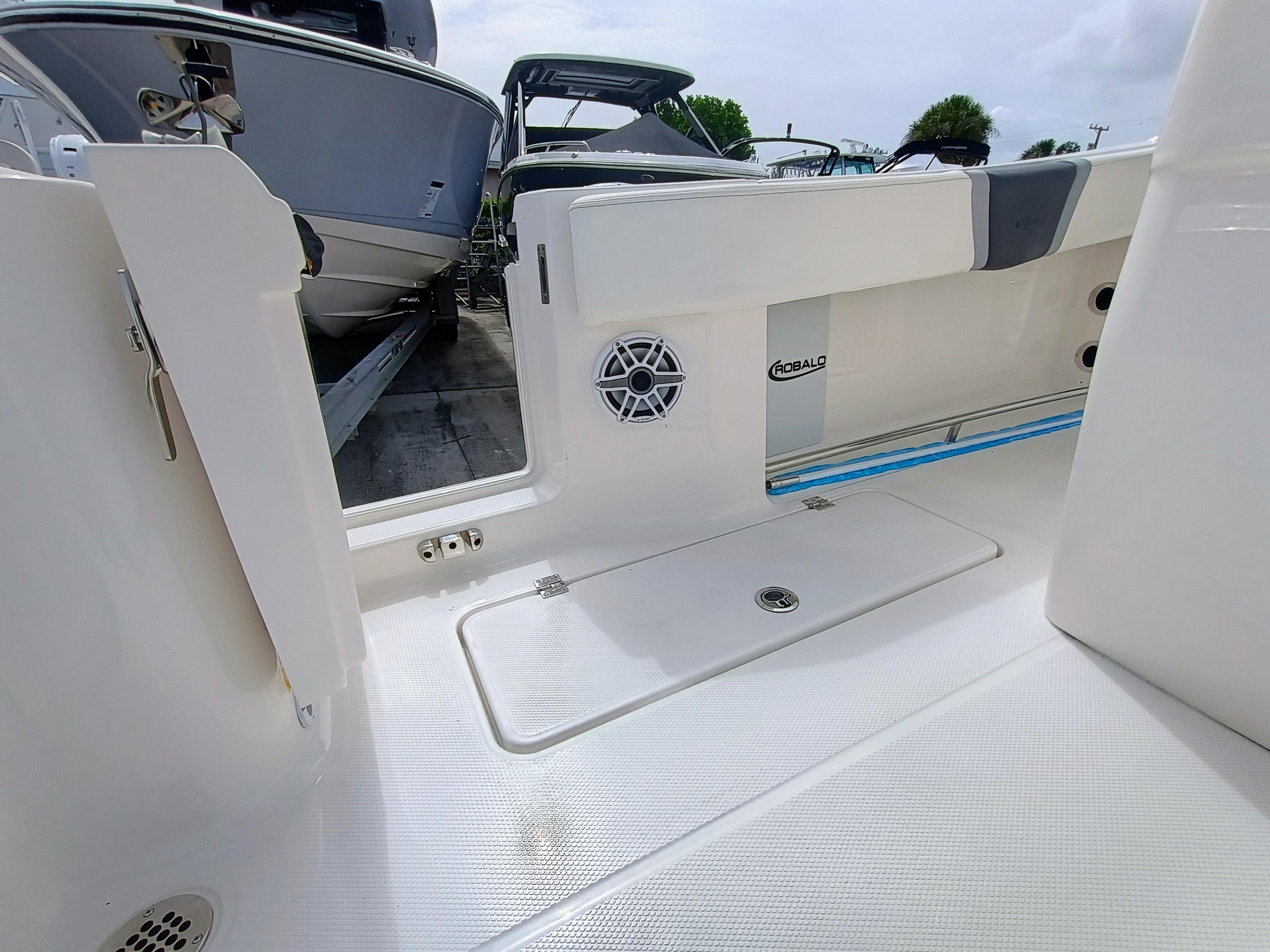 2025-robalo-r270-center-console-power-9829827-20250606105051764-1_XLARGE
