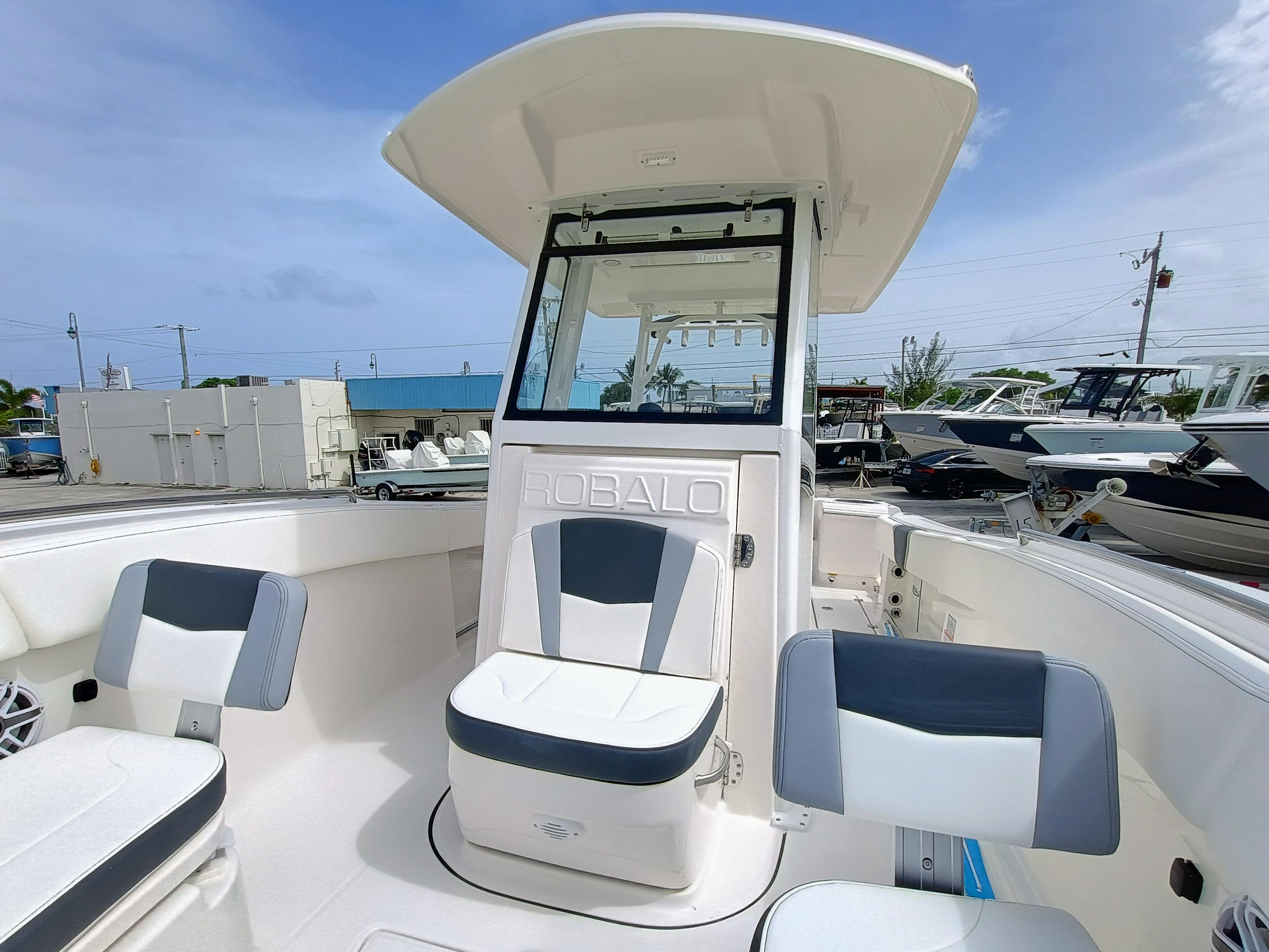 2025-robalo-r270-center-console-power-9829827-20250606105055835-1_XLARGE