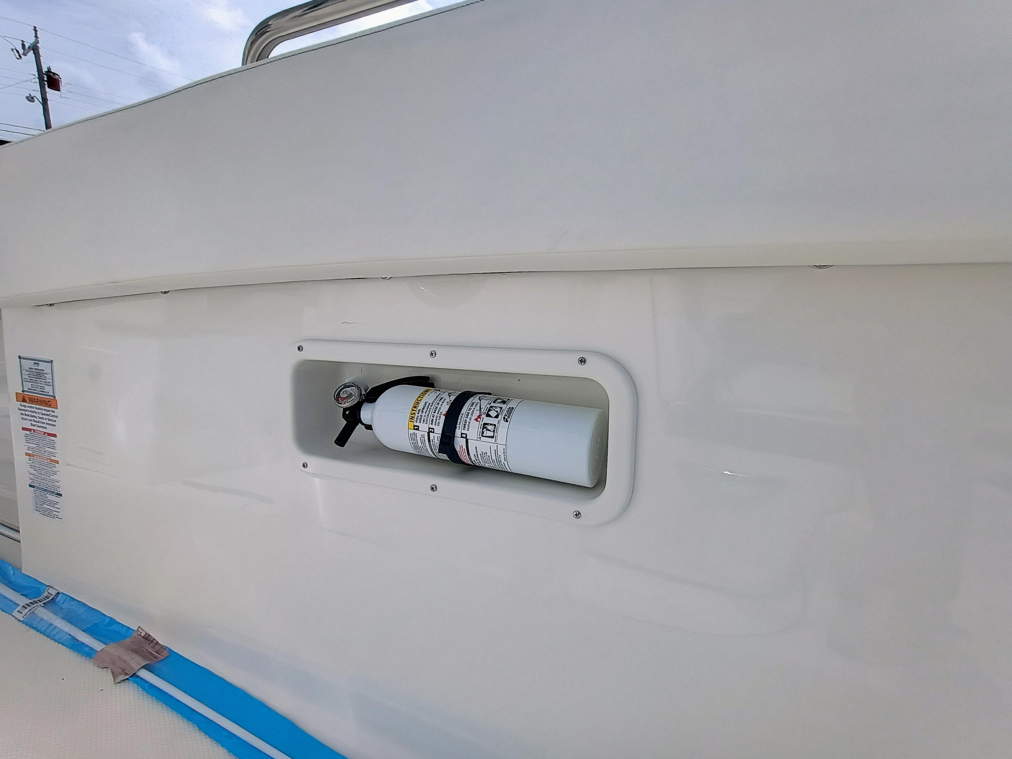 2025-robalo-r270-center-console-power-9829827-20250606105058656-1_XLARGE