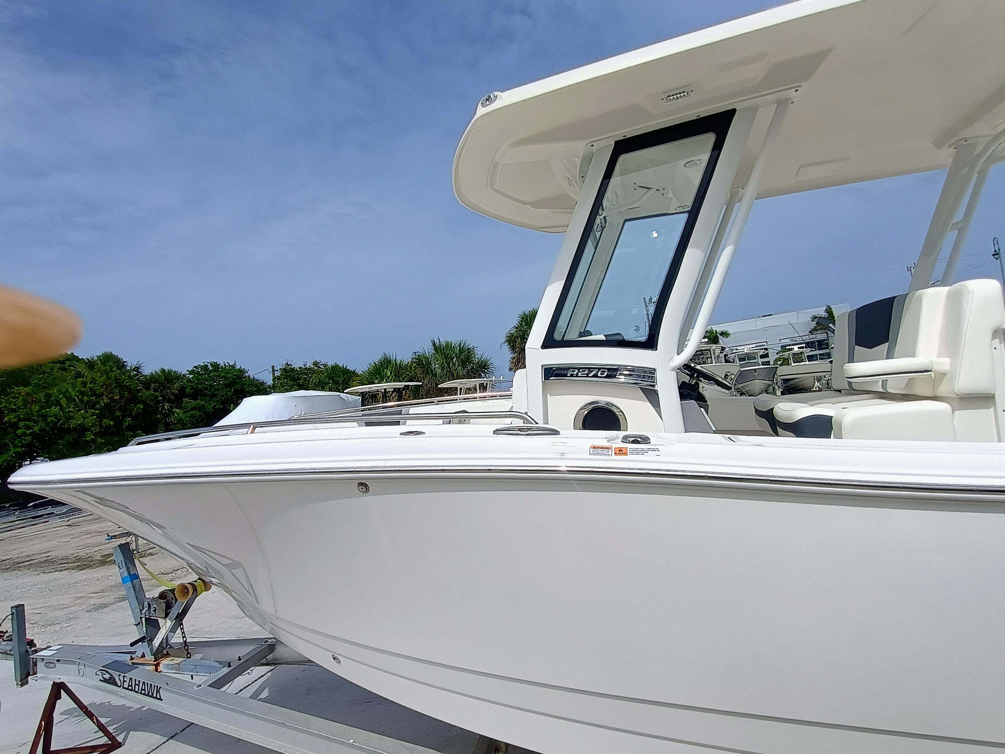 2025-robalo-r270-center-console-power-9829827-20250606105101437-1_XLARGE