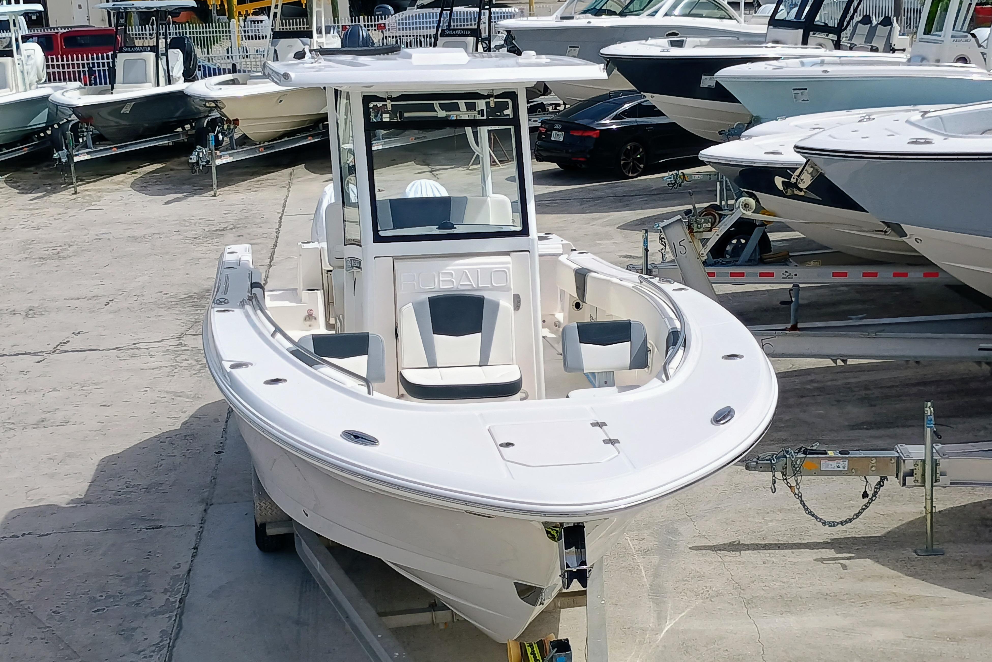 2025-robalo-r270-center-console-power-9829827-20250606105130069-1_XLARGE