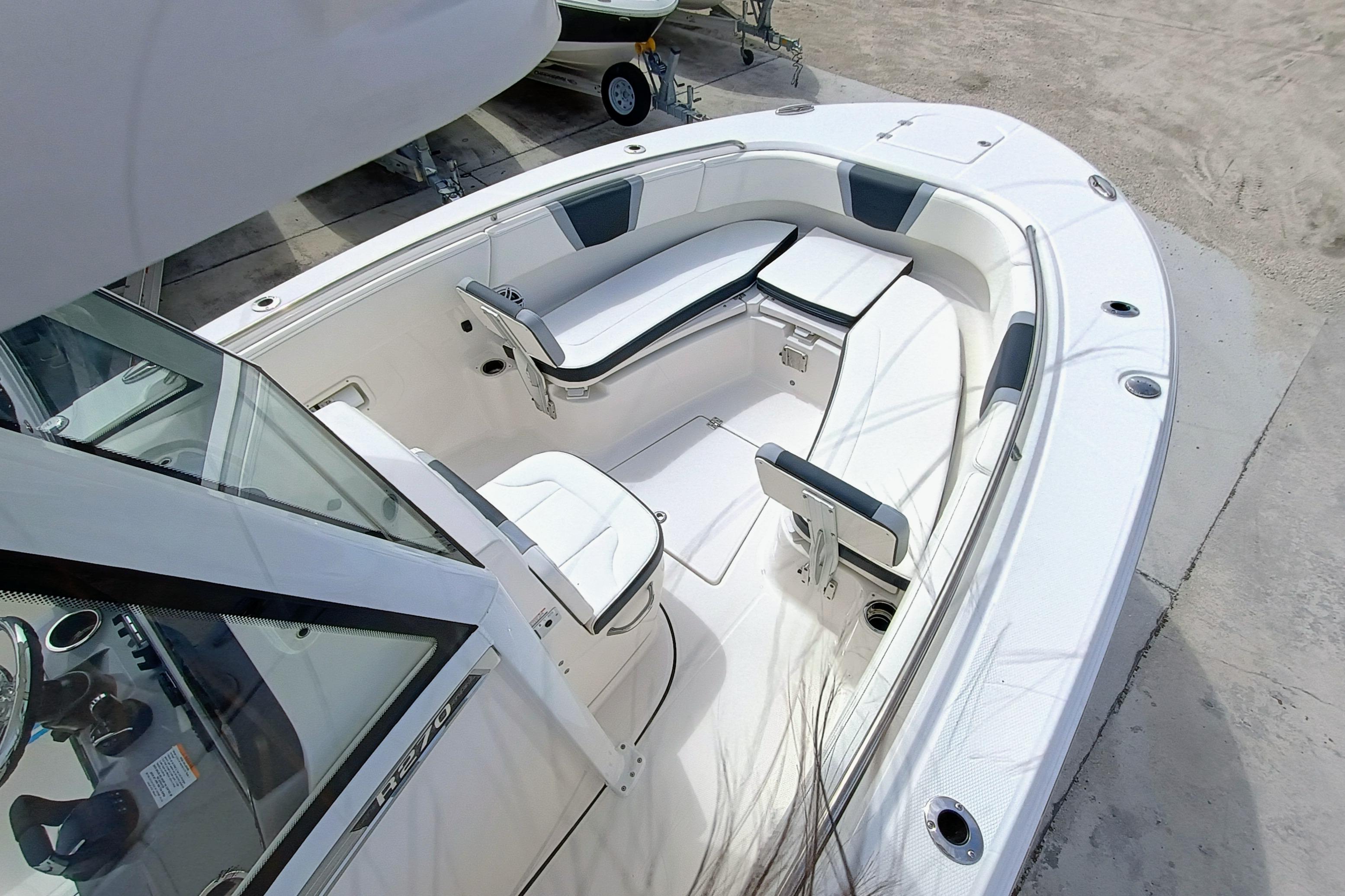 2025-robalo-r270-center-console-power-9829827-20250606105305886-1_XLARGE