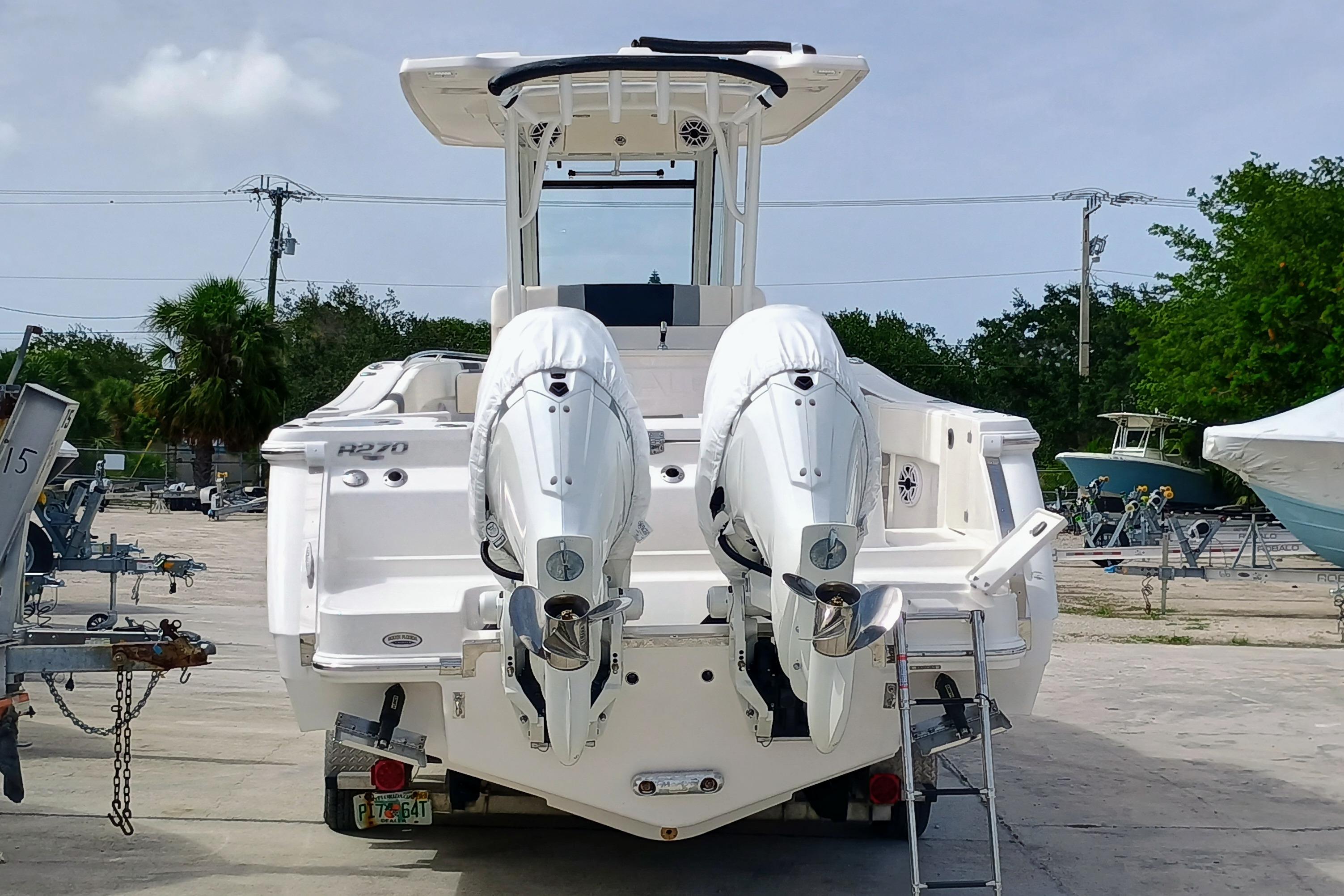 2025-robalo-r270-center-console-power-9829827-20250606105505793-1_XLARGE