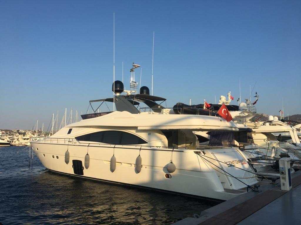 Ferretti Yachts 830