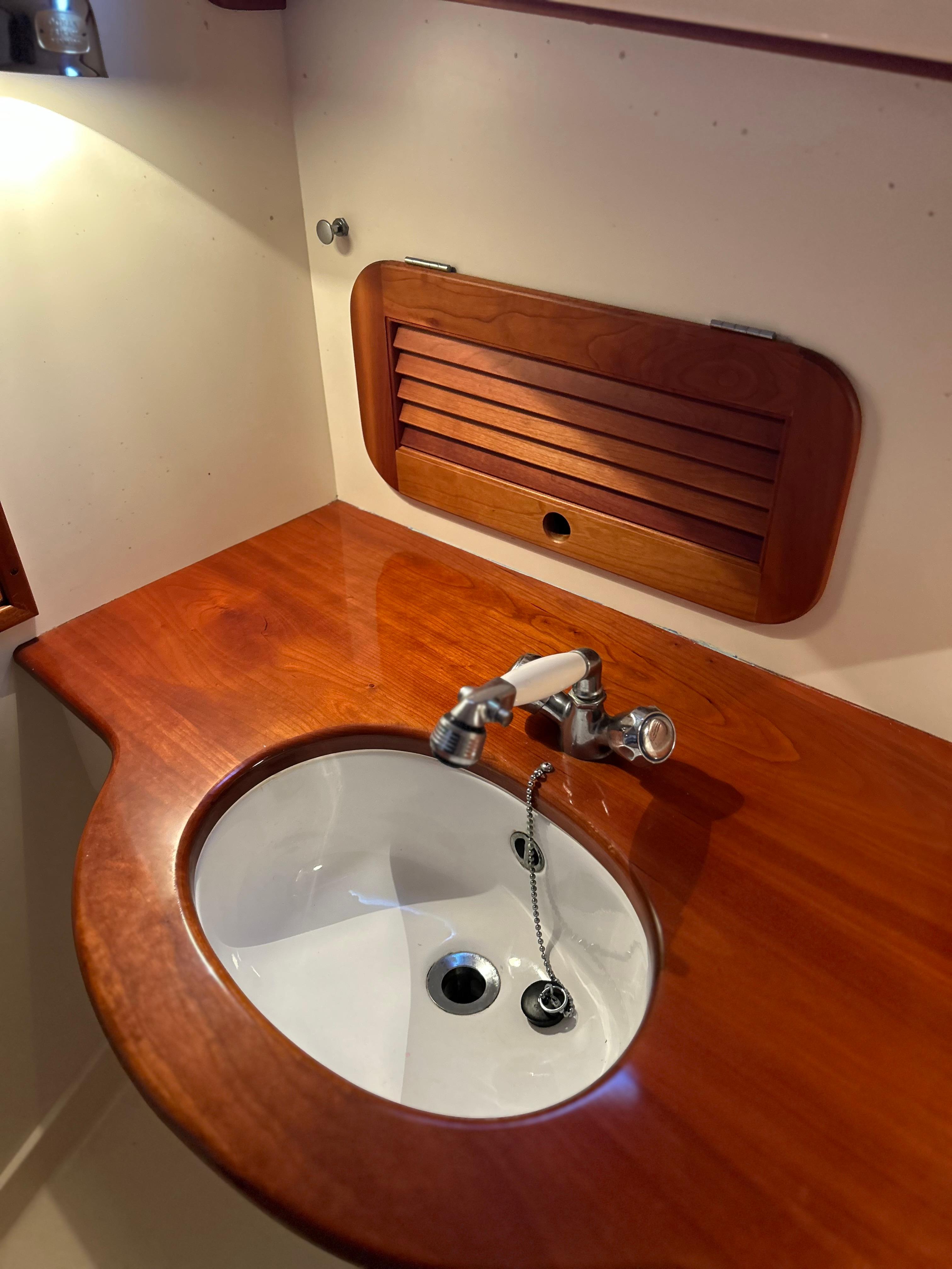 Hinckley-Classic 36 Picnic Boat 2001 -VA-US-9719831 | Thumbnail