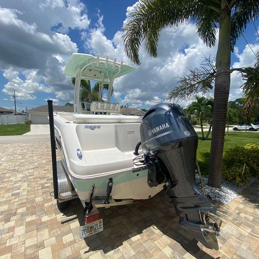 2022 Robalo R222