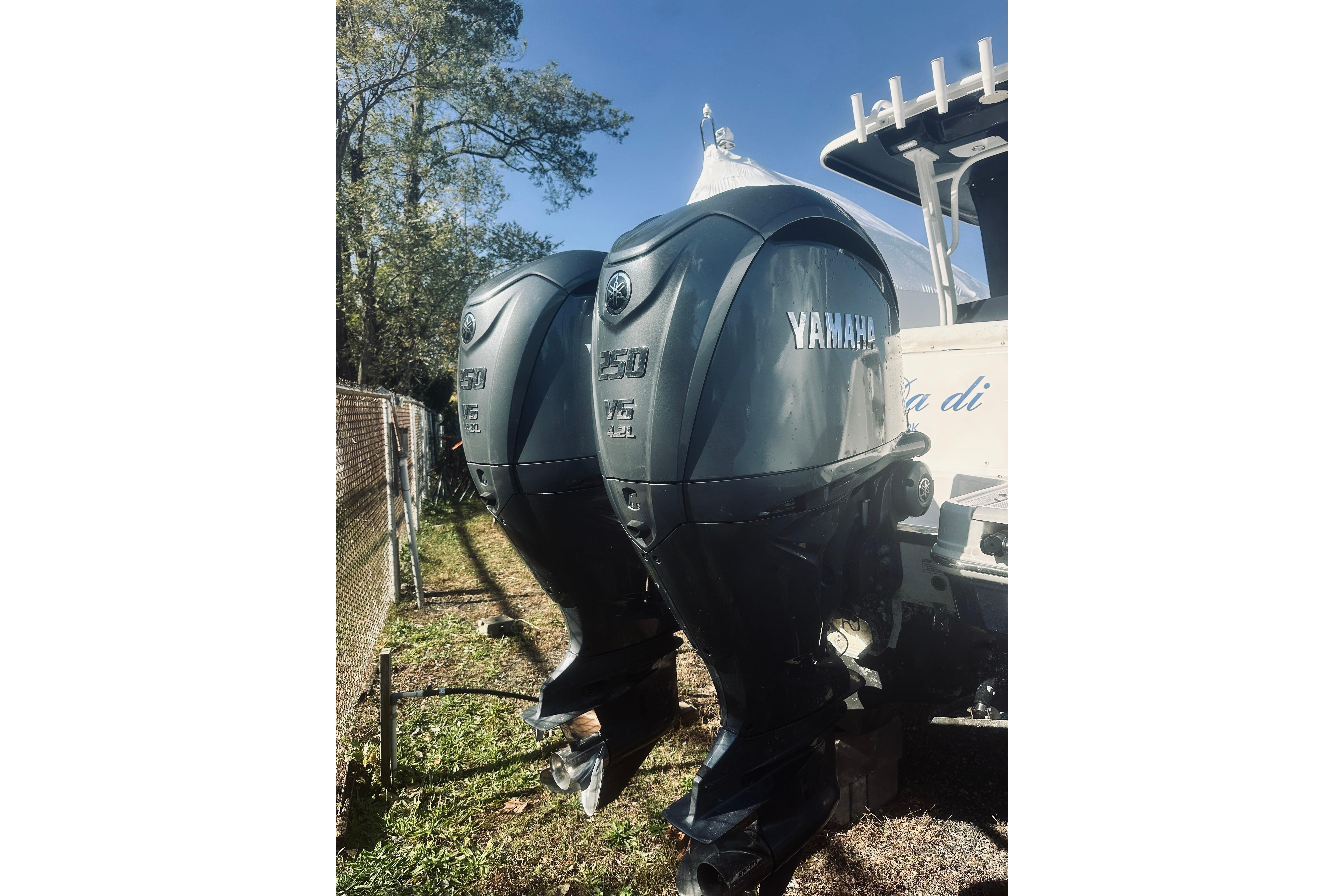 2022 Robalo R272 Center Console with dual Yamaha 250 outboard engines.