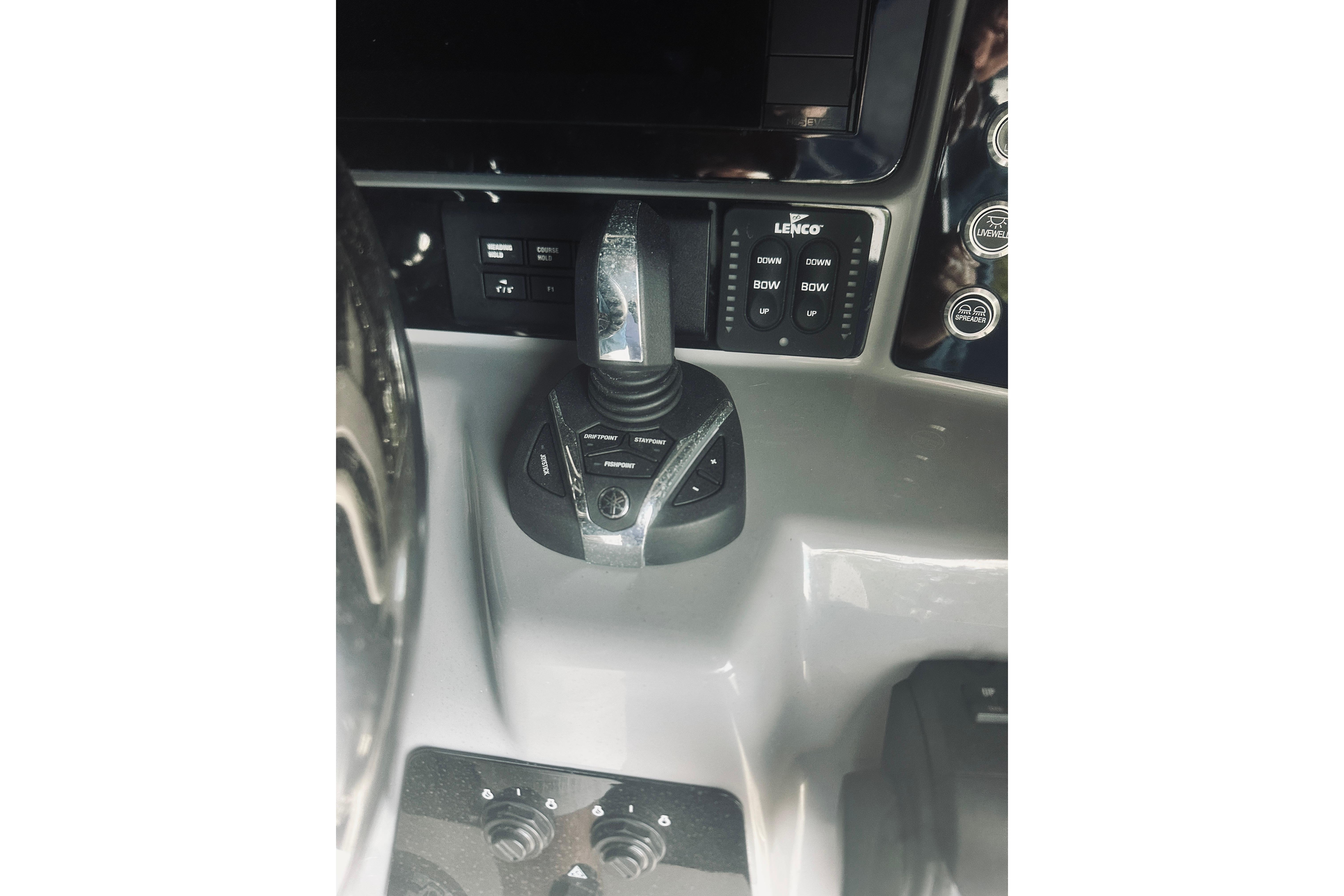2022 Robalo R272 Center Console boat controls and joystick.