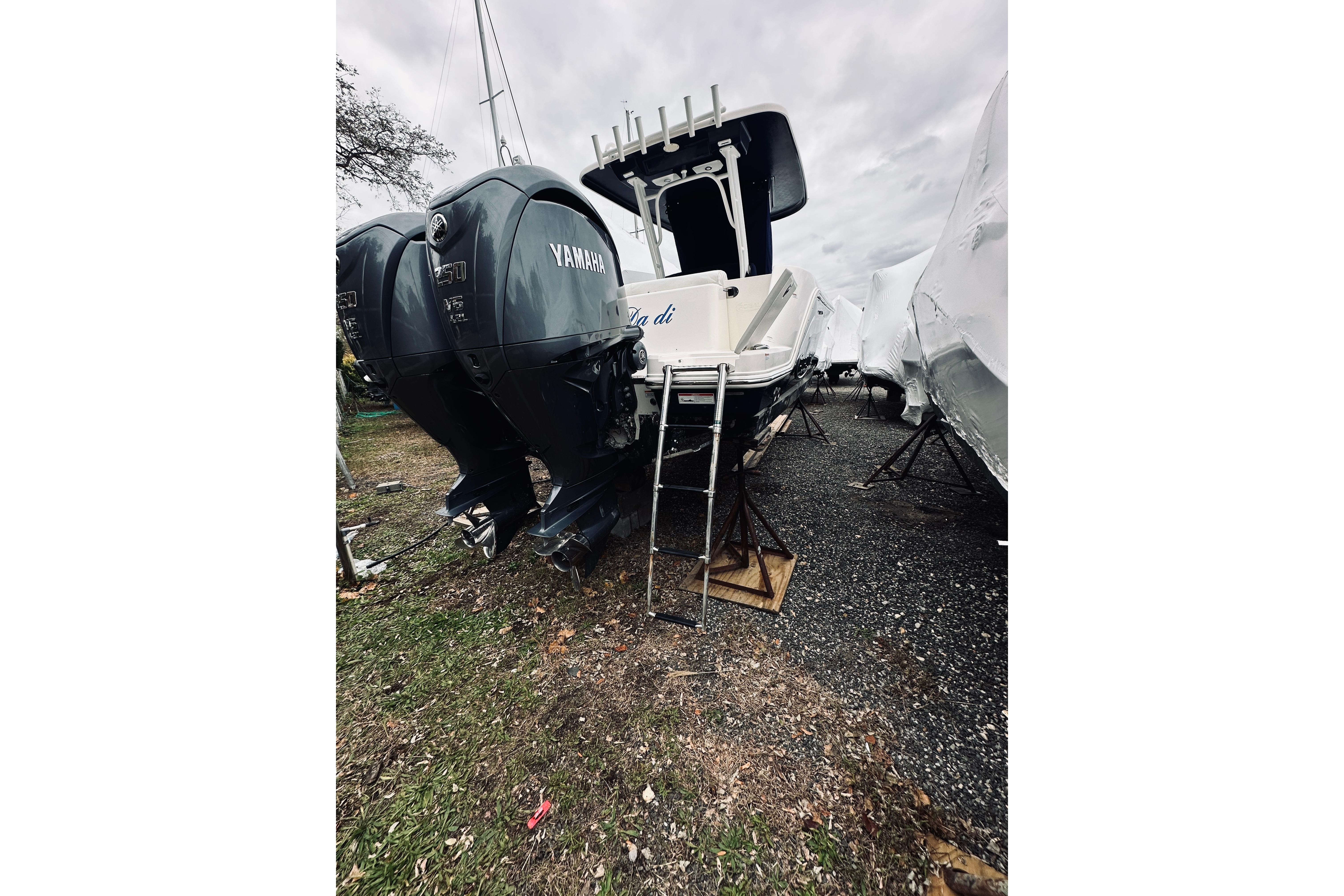 2022 Robalo R272 Center Console boat with twin Yamaha engines on display.