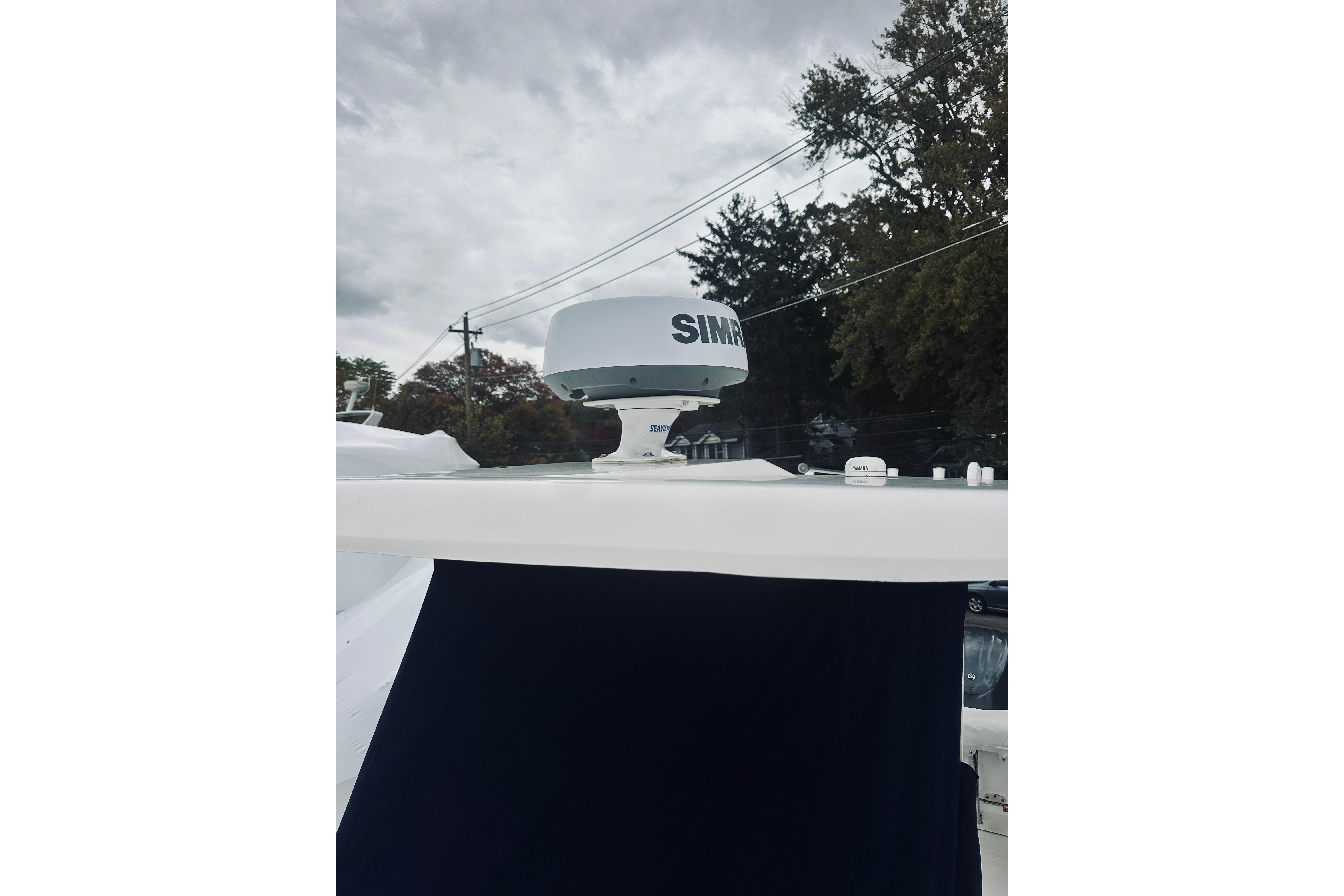 2022 Robalo R272 Center Console with Simrad radar on top.