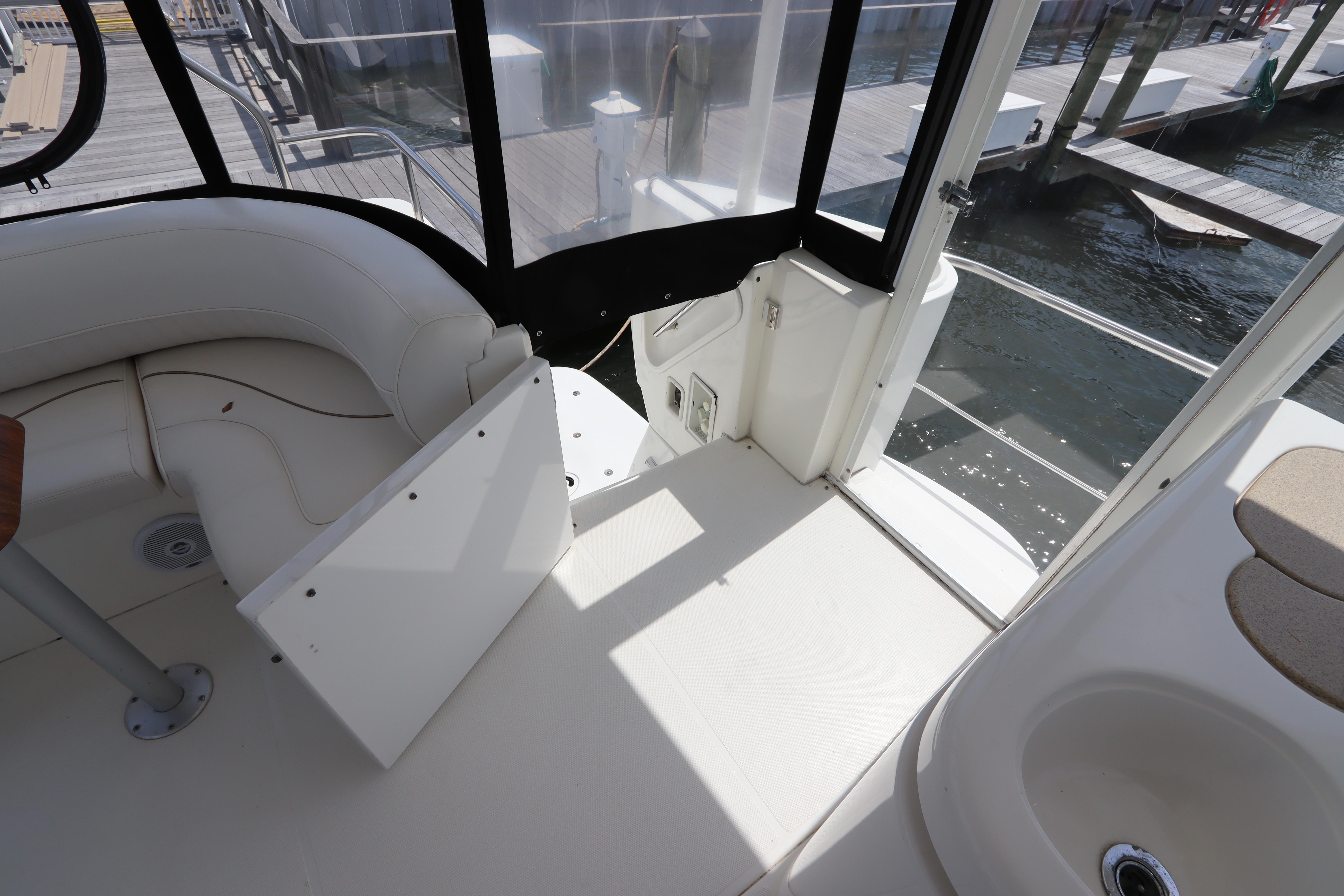 2001-cruisers-yachts-4450-express-motoryacht-power-9749864-20250407134004439-1_XLARGE