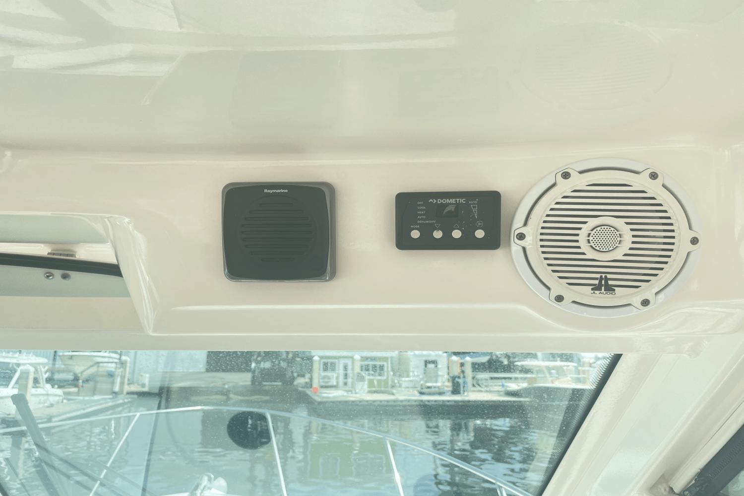2018 Boston Whaler 315 Conquest