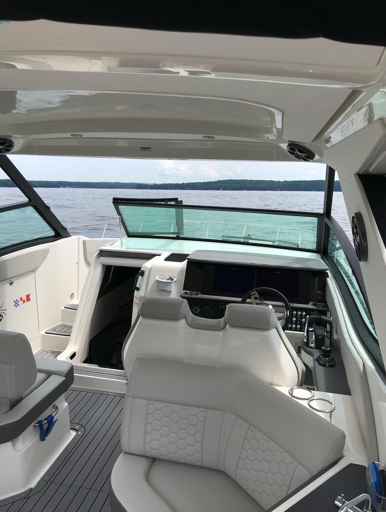 2021 Sea Ray 320 Sundancer