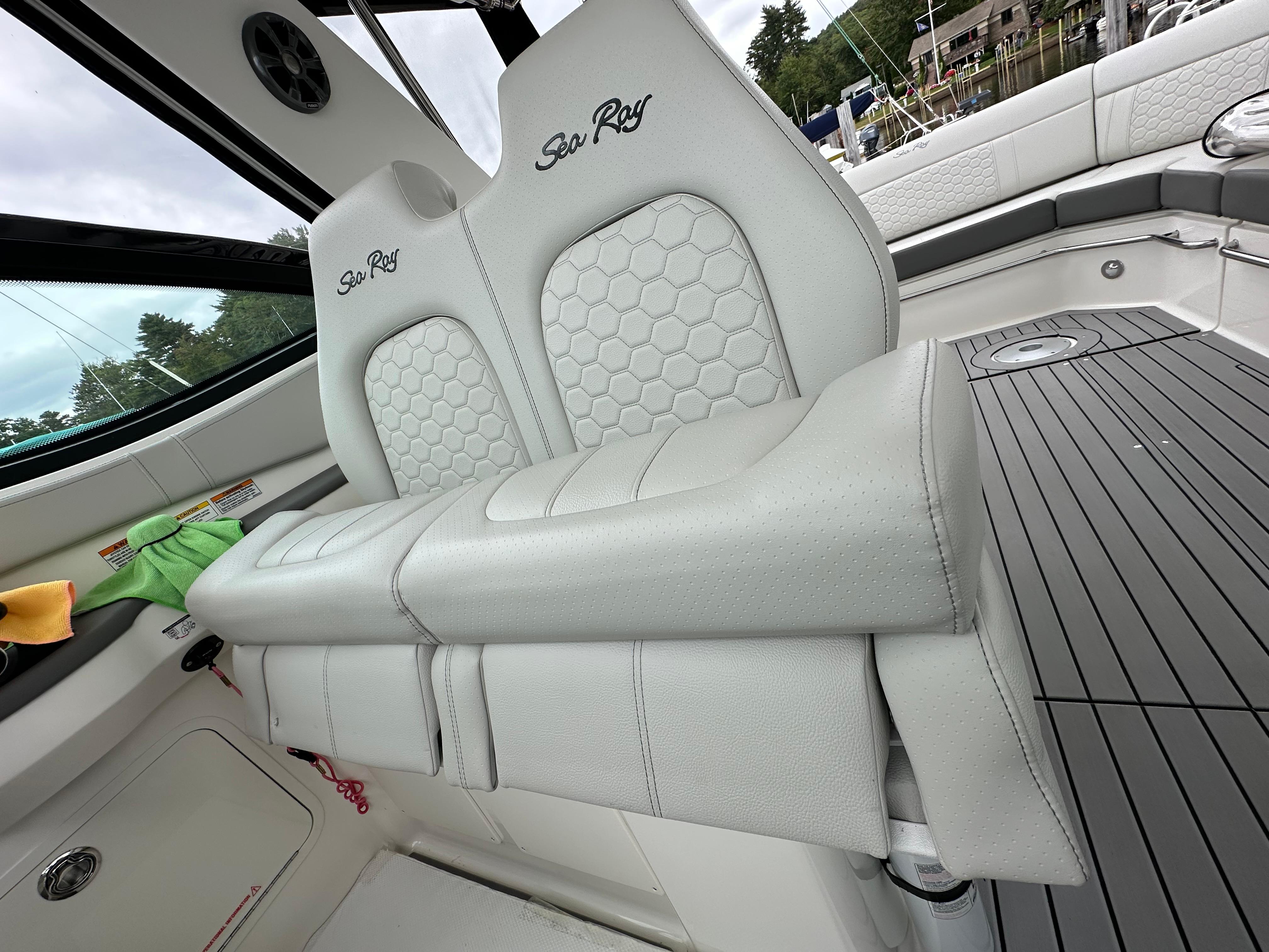 2021 Sea Ray 320 Sundancer