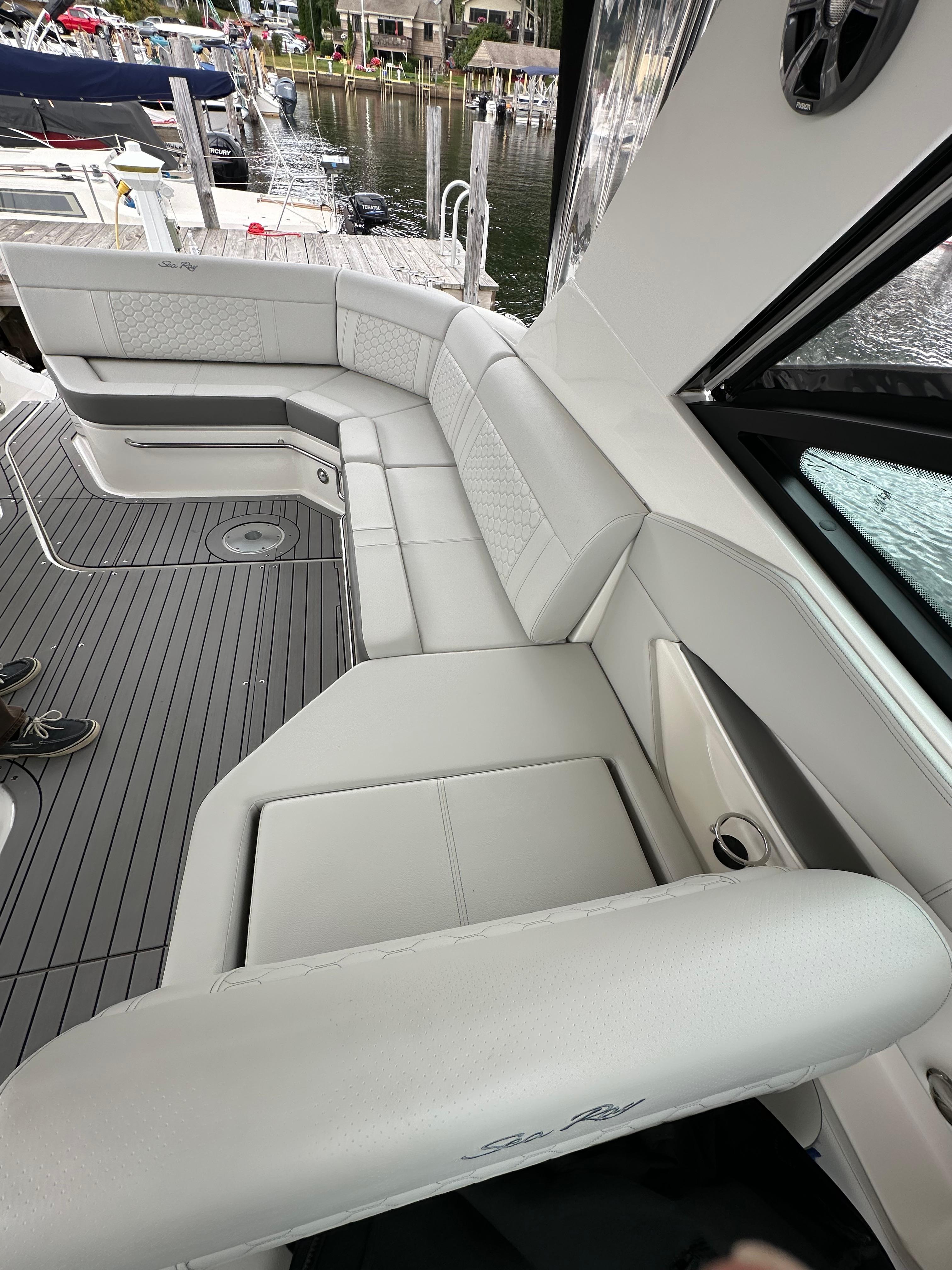 2021 Sea Ray 320 Sundancer