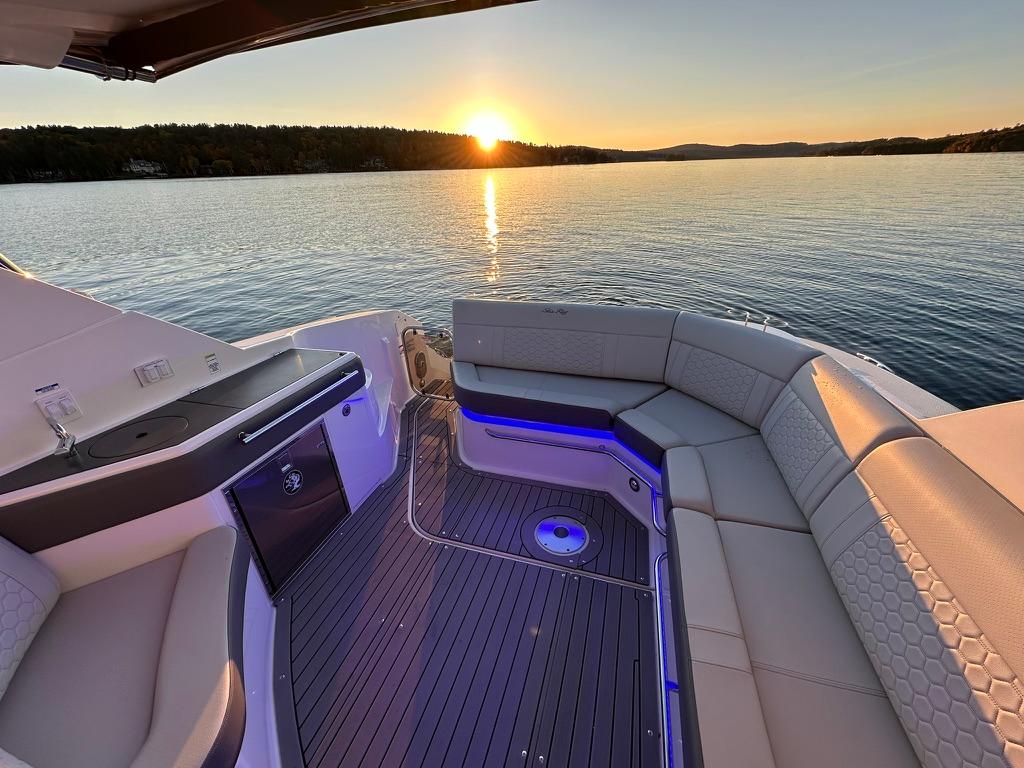 2021 Sea Ray 320 Sundancer