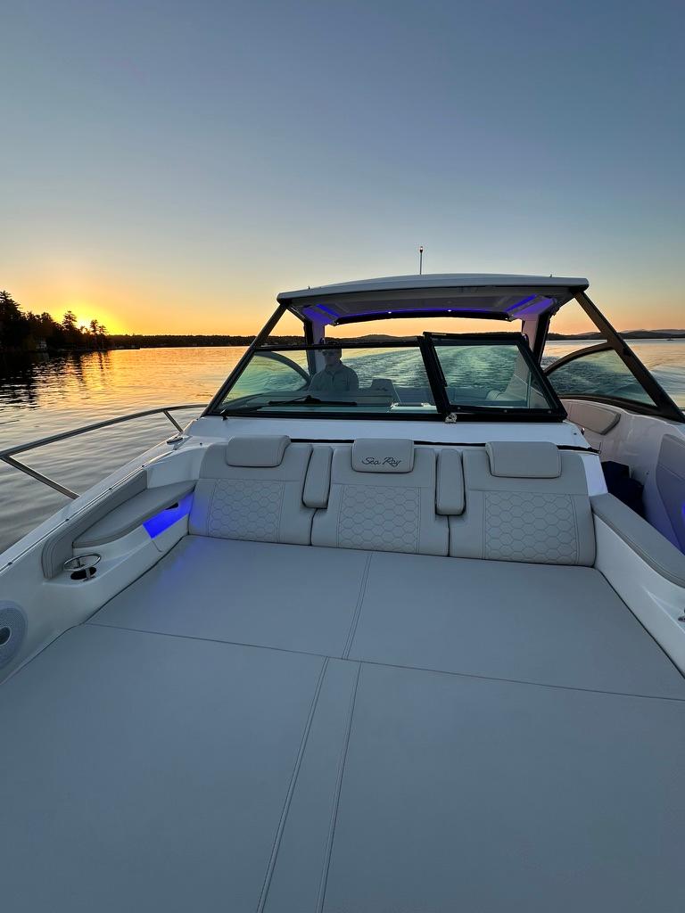 2021 Sea Ray 320 Sundancer