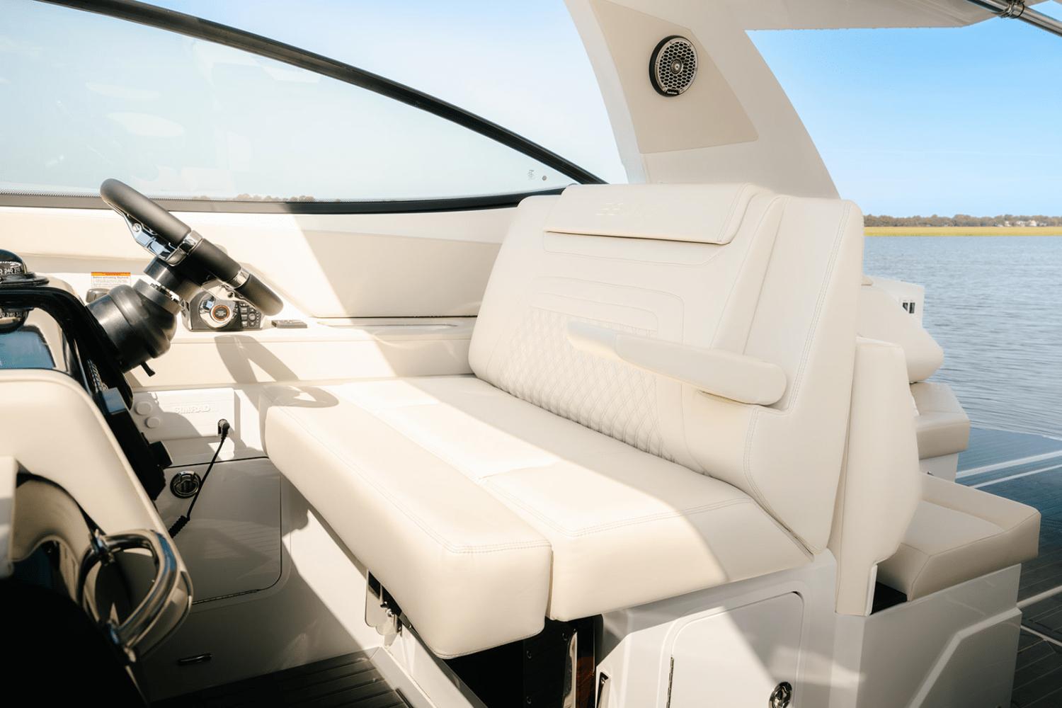 2025-cruisers-yachts-38-gls-outboard-power-9299920-969111581-0-300920240700-14